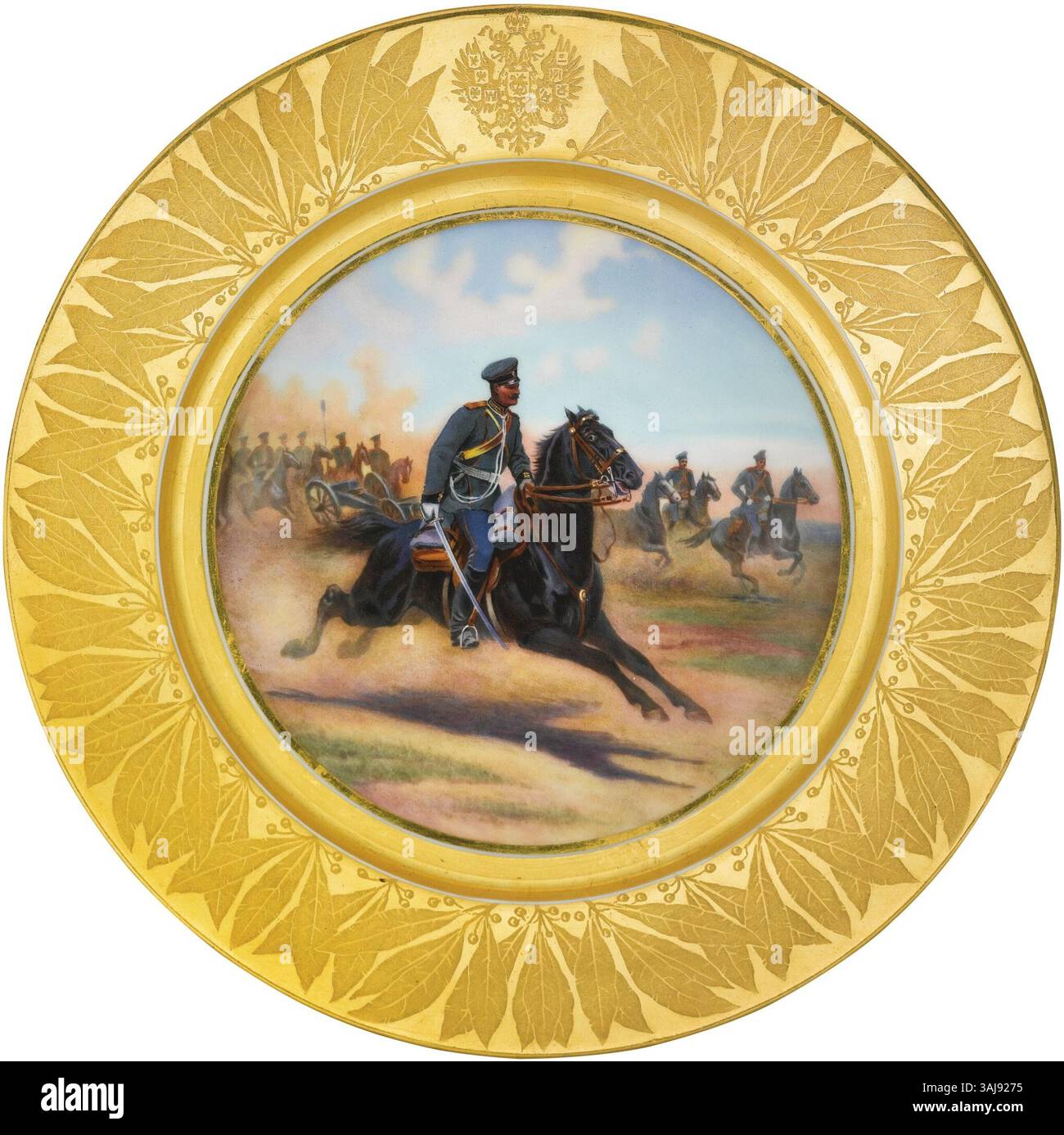 Eine Porzellanplatte aus der Kaiserlichen Porzellanmanufaktur St. Petersburg, die 1893 einen Offizier der Pferdegarde-Artillerie darstellt. Die Platte zeigt den Offizier auf einem galoppierenden Pferd mit anderen Brigademitgliedern im Hintergrund. Datiert 1909 aus der Regierungszeit von Nikolaus II. Durchmesser 24,5 cm. Stockfoto