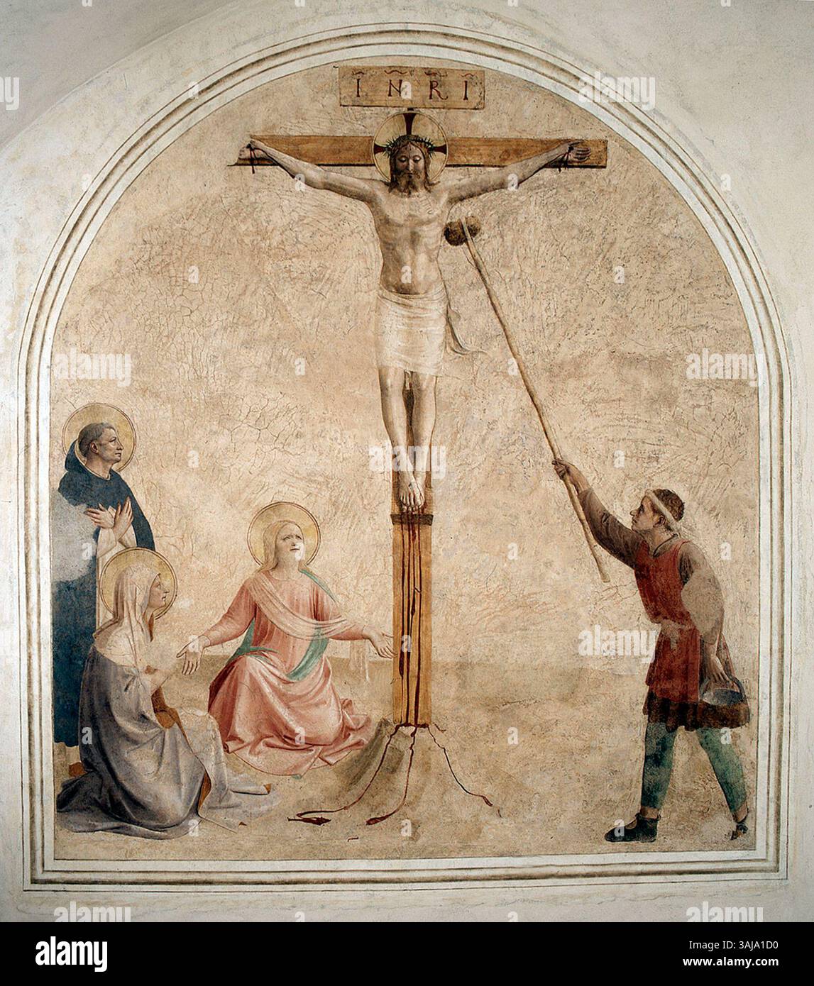 Ein Fresko von Beato Angelico, das die Kreuzigung Christi mit dem Heiligen Longinus, dem Heiligen Dominikus, der Madonna und der Heiligen Maria Magdalena darstellt. Dieses um 1430 entstandene Werk veranschaulicht Angelicos religiöse Kunst und seine delikate Darstellung heiliger Figuren in einem Moment von intensiver spiritueller Bedeutung. Stockfoto