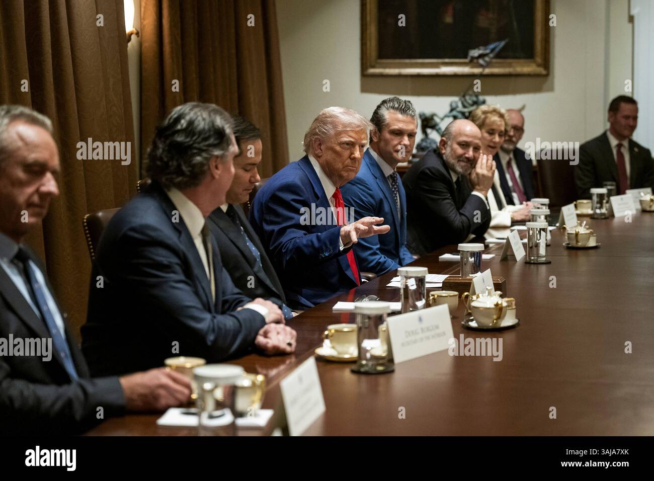 Washington, Usa. April 2025. U. US-Präsident Donald Trump, Mitte, spricht während einer Kabinettssitzung im Kabinettssaal des Weißen Hauses am 10. April 2025 in Washington, DC. Das Treffen findet einen Tag statt, nachdem Trump seine globalen gegenseitigen Zölle angehalten hatte. Quelle: Molly Roberts/White House Photo/Alamy Live News Stockfoto