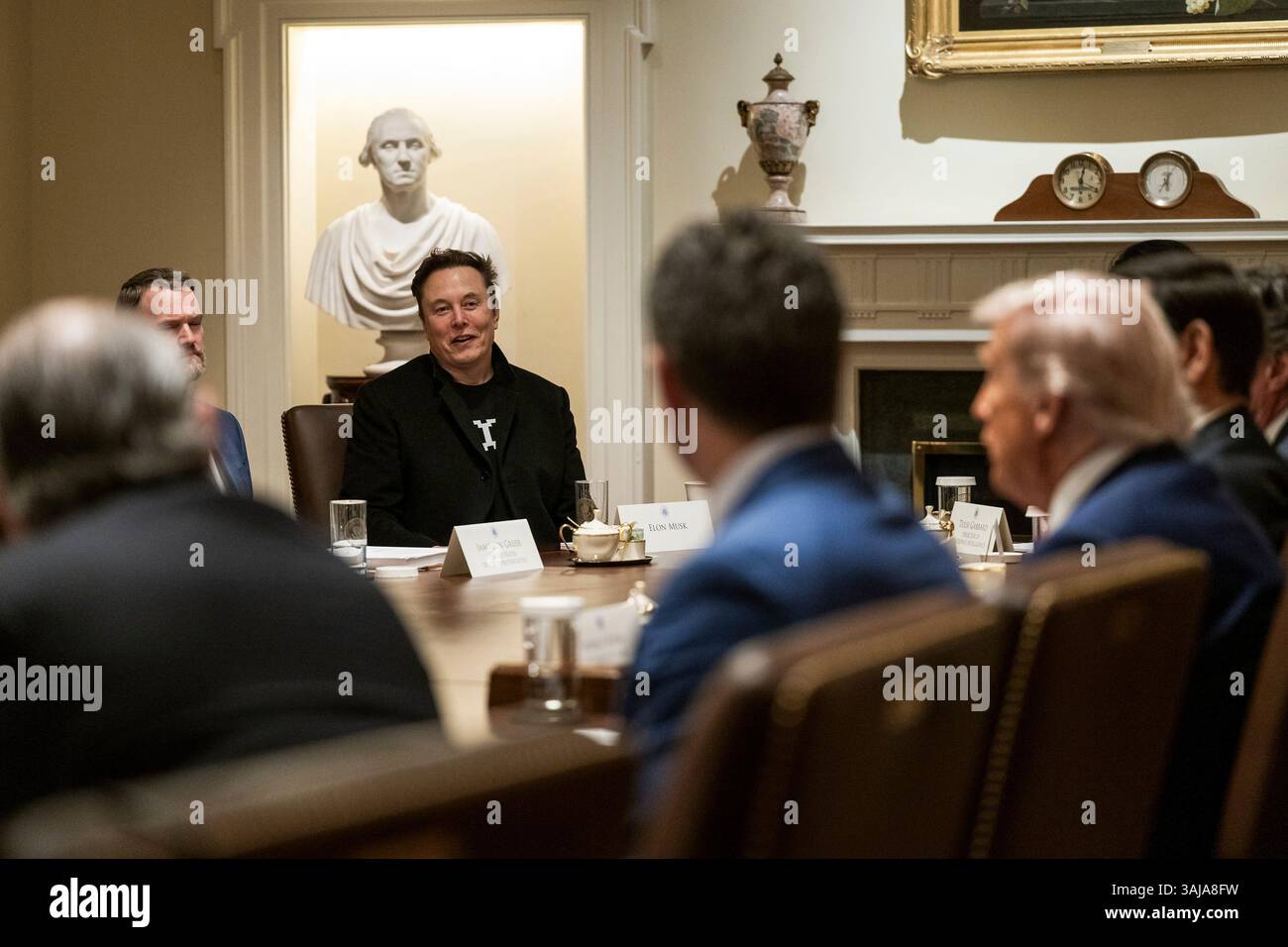 Washington, Usa. April 2025. Elon Musk, Direktor des Department of Government Efficiency, hört Präsident Donald Trump zu, richtig, während einer Kabinettssitzung im Kabinettssaal des Weißen Hauses am 10. April 2025 in Washington, DC. Quelle: Molly Roberts/White House Photo/Alamy Live News Stockfoto