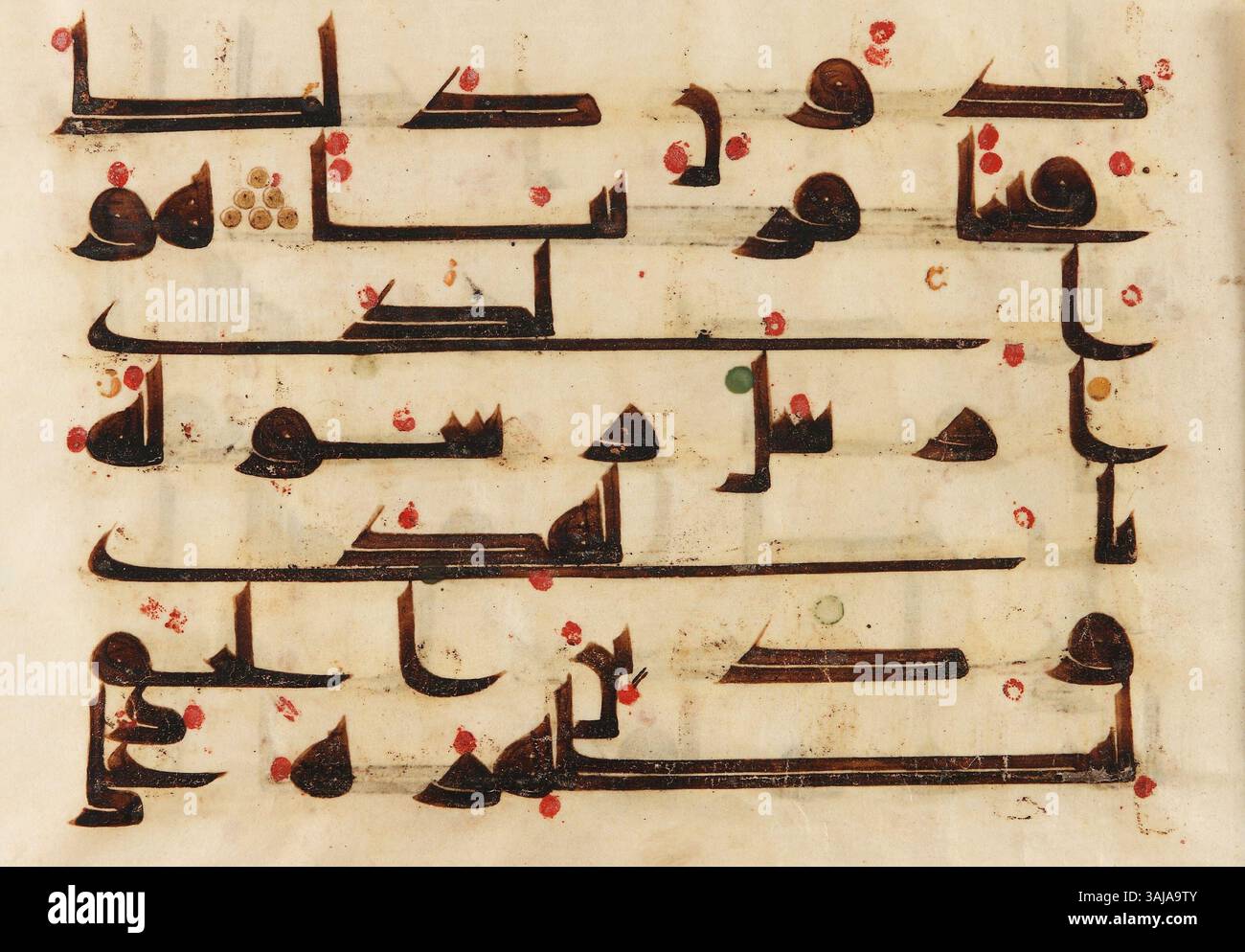 Ein Folio aus dem Koran, Sure 48:27-29, in Kufic-Schrift. Diese Handschrift stammt aus dem 8. Oder 9. Jahrhundert aus der Zeit der Abbasiden und ist Teil der Sammlung der Freien Kunstgalerie. Stockfoto