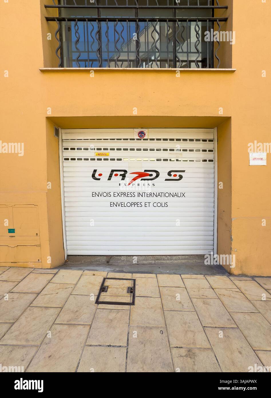 Fürstentum Monaco, Frankreich - 9. Juli 2024: LRDS-Tochtergesellschaft des DHL Express-Zustelldienstes, Stockfoto