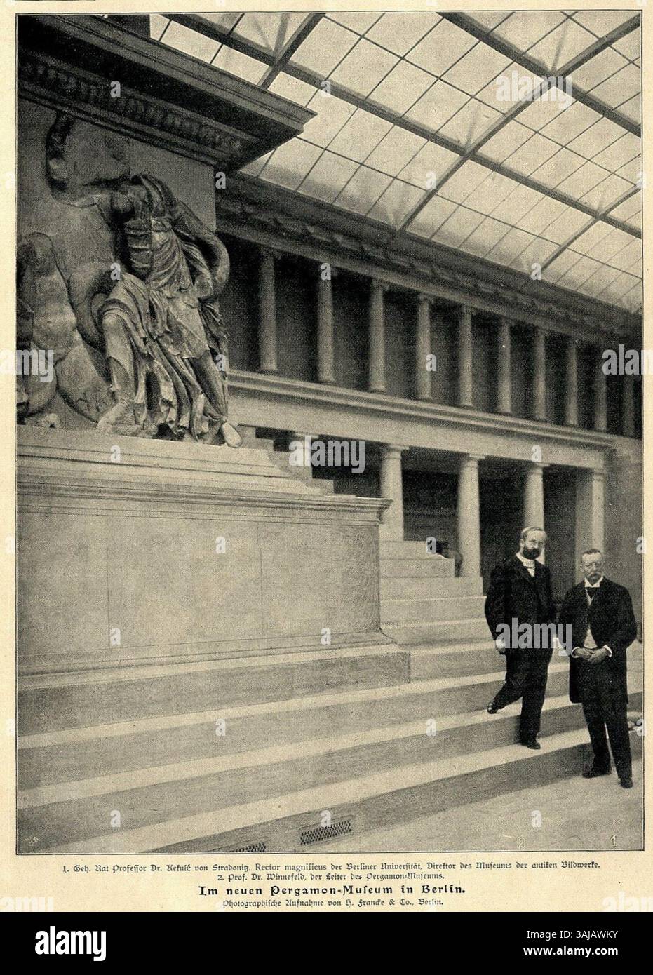 Diese Fotografie aus dem Jahr 1901 zeigt Reinhard Kekulé von Stradonitz und Hermann Winnefeld im neu eröffneten Pergamonmuseum in Berlin und zeigt die Anfänge der öffentlichen Präsentation des Museums. Stockfoto