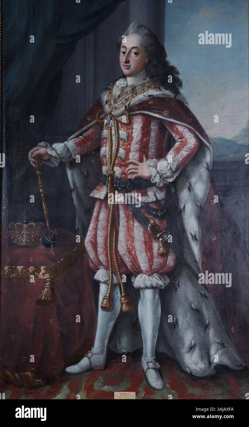 Ein Porträt von König Friedrich V. von Dänemark in seinem Krönungsgewand, gemalt von einem unbekannten Künstler. Das Werk zeigt die königliche Kleidung des Königs im 18. Jahrhundert. Stockfoto