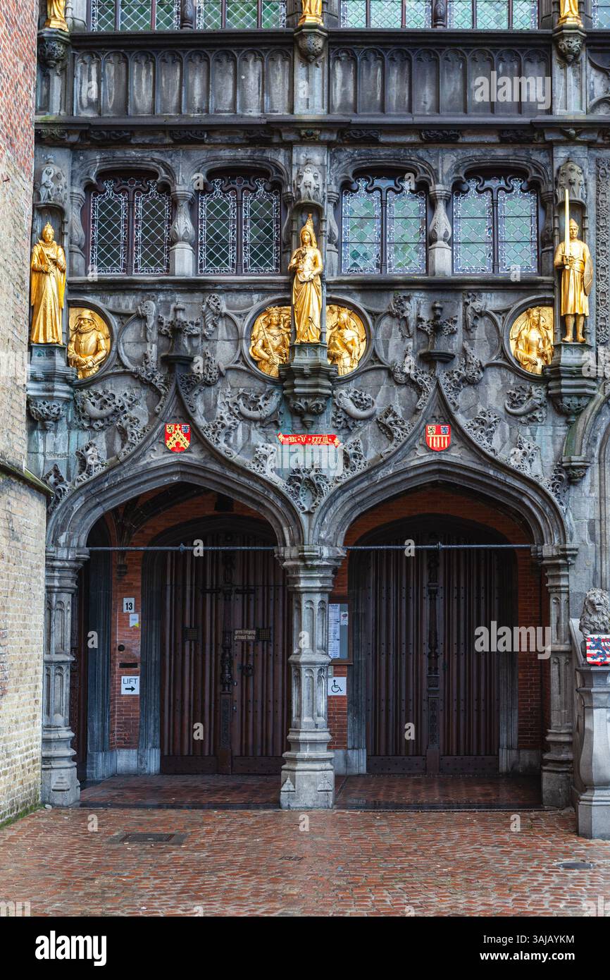 Die gotische Fassade der Basilika des Heiligen Blutes in Brügge (Belgien) ist mit goldenen Statuen verziert, darunter Maria von Burgund in der Mitte. Stockfoto