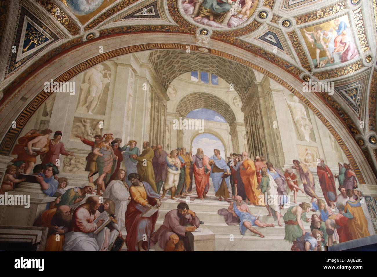 „Schule von Athen“, eine der berühmtesten Fresken des Raffael, befindet sich in den Raffael-Räumen der Vatikanischen Museen. Es stellt eine Versammlung antiker Philosophen dar, die das Streben nach Wissen in der westlichen Philosophie symbolisieren. Stockfoto
