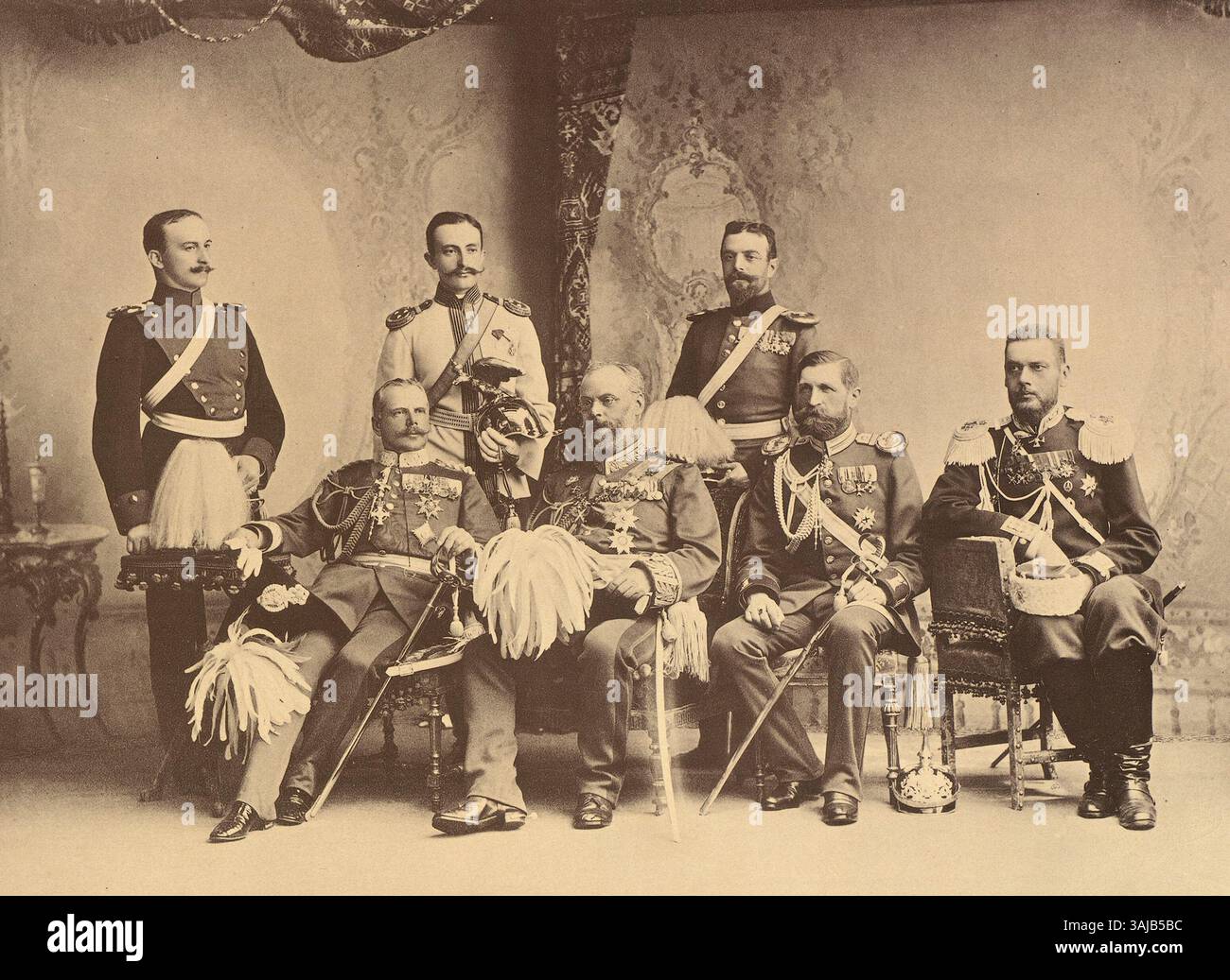 Während der Krönung von Nikolaus II. Im Jahr 1896 werden Vertreter Bayerns in einer Gruppe fotografiert, vier sitzen und drei stehen dahinter. Prinz Ludwig von Bayern, der spätere König Ludwig III., sitzt in der Mitte und hält einen Federhut im Schoß. Stockfoto