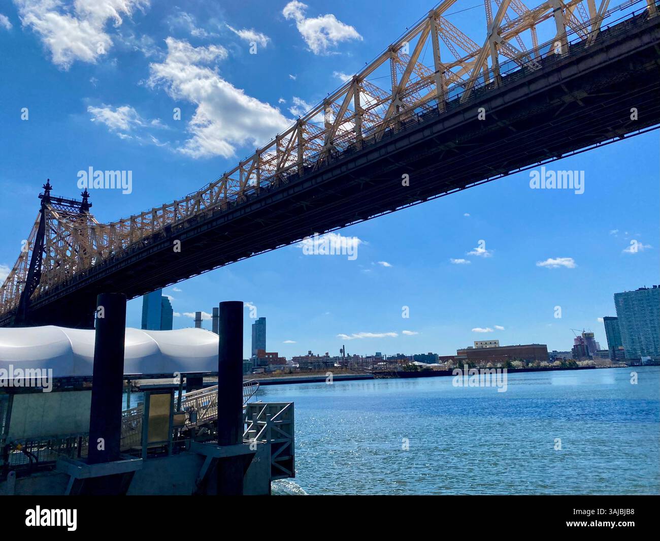 Blick auf die Queensboro Bridge über den East River - Smartphone-aufgenommenes Stockfoto