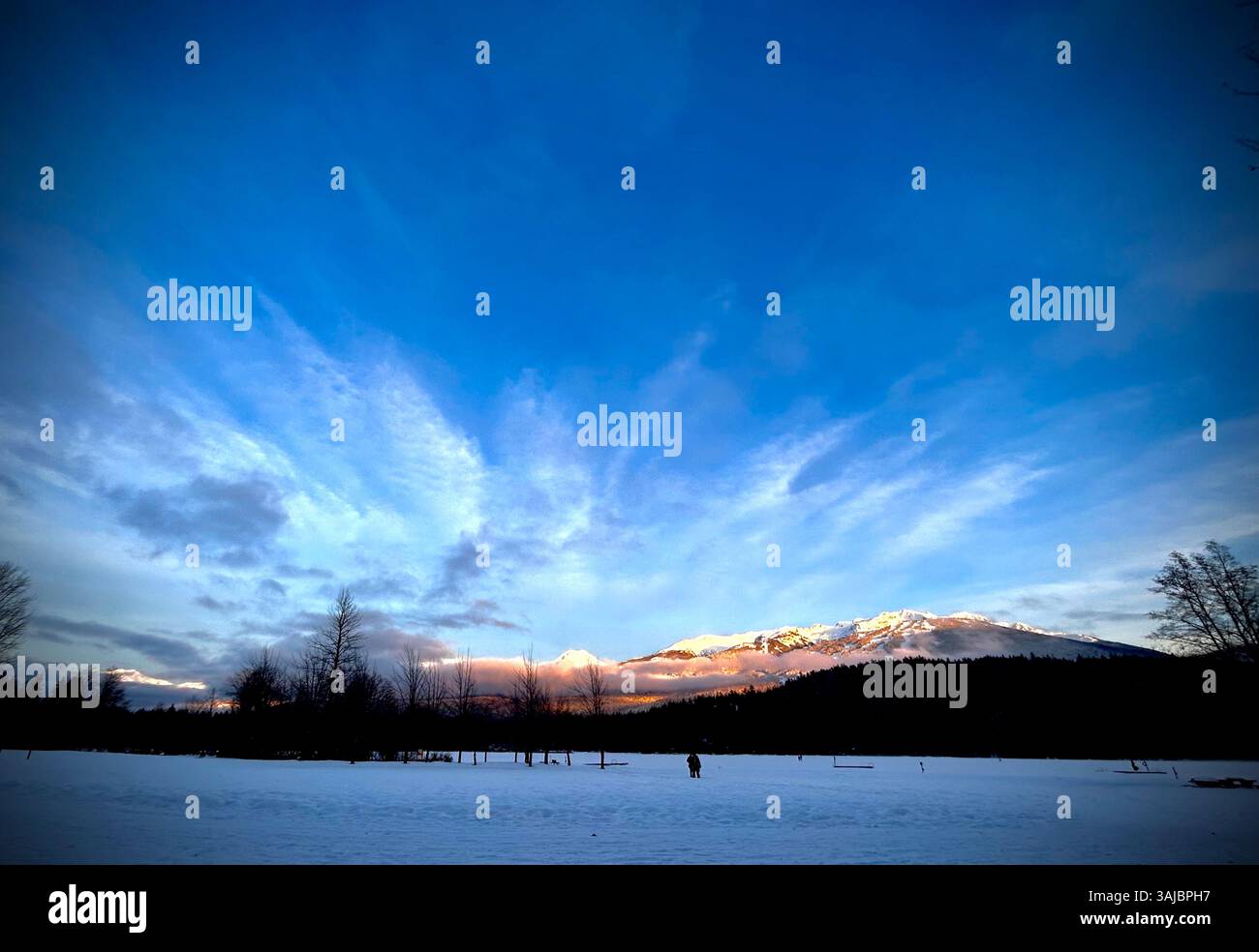 Winter Skyburst Über Schneebedeckten Gipfeln - Smartphone-aufgenommenes Stockfoto