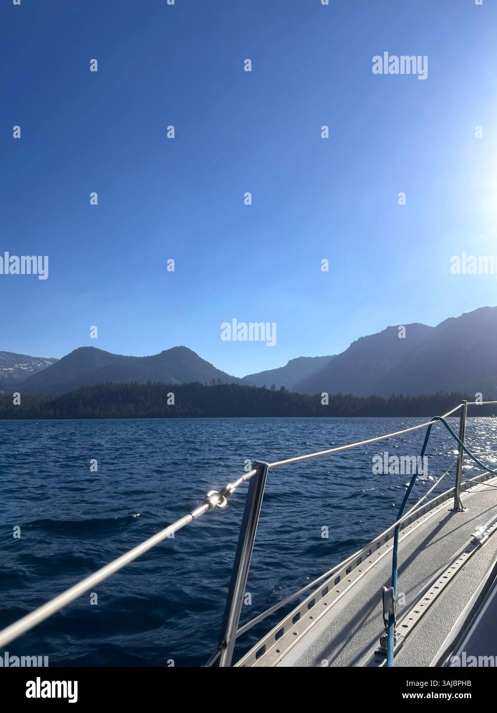 Segeln nach Serenity auf einem Bergsee - Smartphone-aufgenommenes Stockfoto
