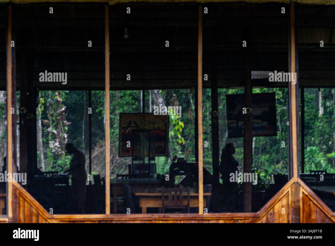Silhouetten von Menschen in einem Restaurant im peruanischen Amazonas-Regenwald Stockfoto