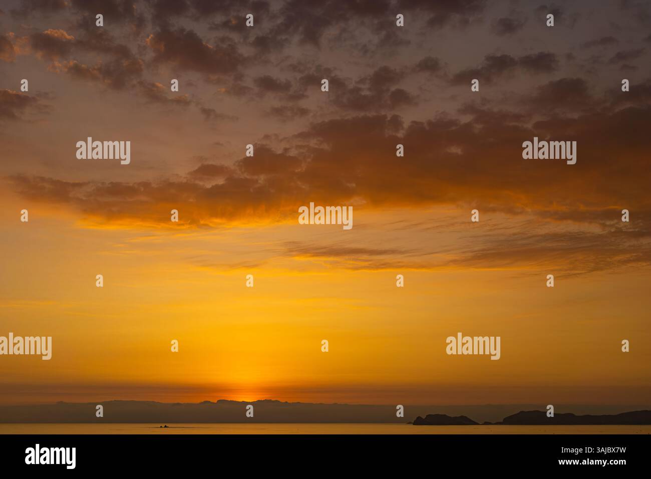 Sonnenuntergang über dem Pazifischen Ozean von der Küste von Lima, Peru Stockfoto