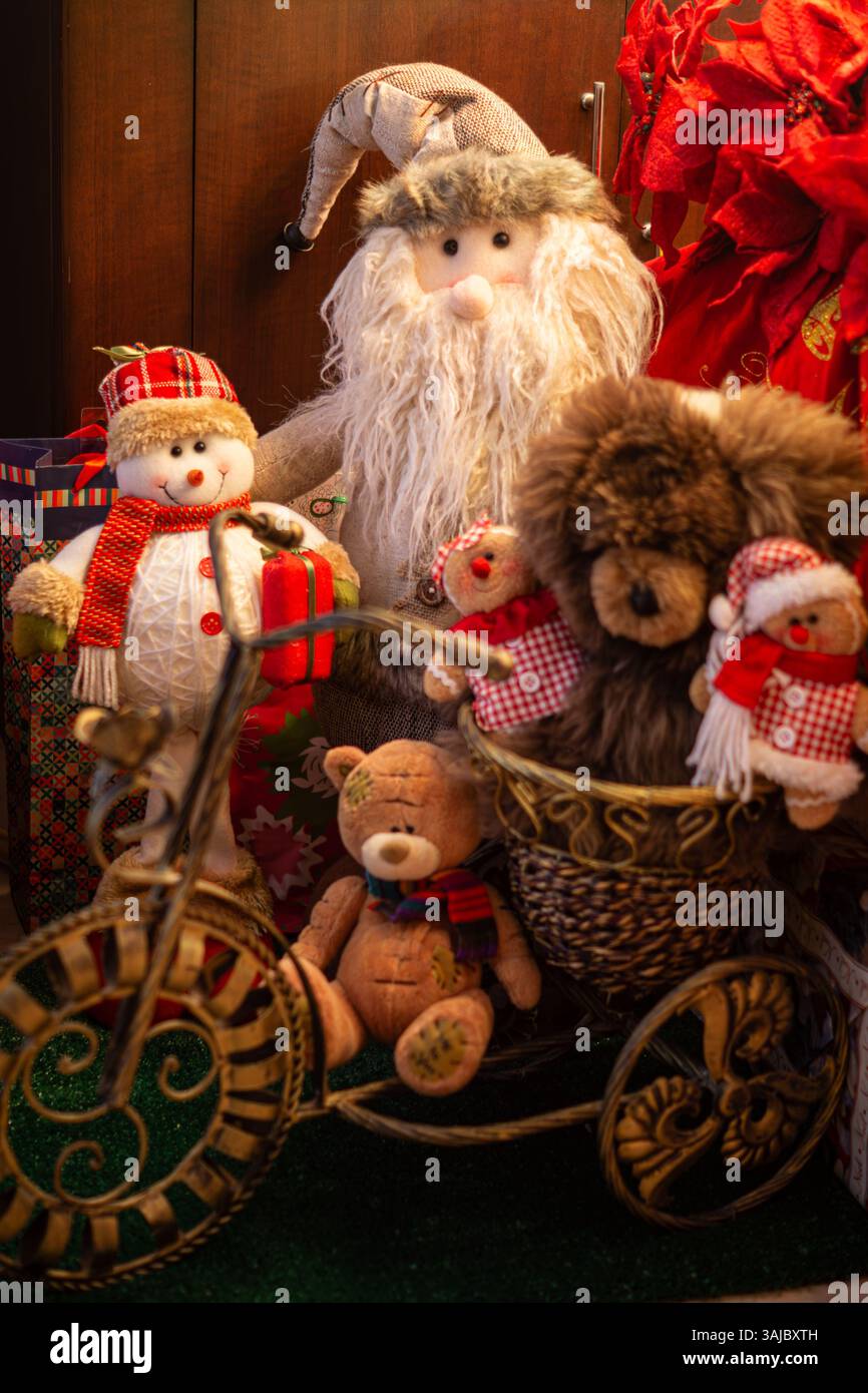 Weihnachtsmann, Frosty der Schneemann, zwei Teddybären und ein Lebkuchenmann warten auf Weihnachten Stockfoto