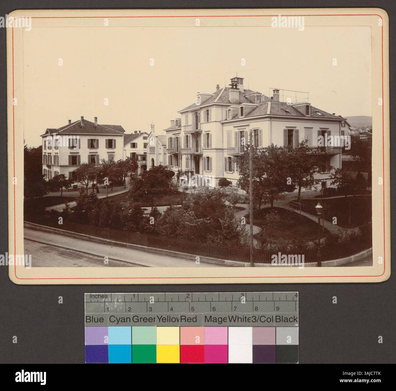 Eine Fotografie des Neumünster Krankenasyl (Krankenhaus), aufgenommen von Robert Breitinger im Jahr 1888, die das Äußere und die Umgebung des Gebäudes zeigt. Stockfoto