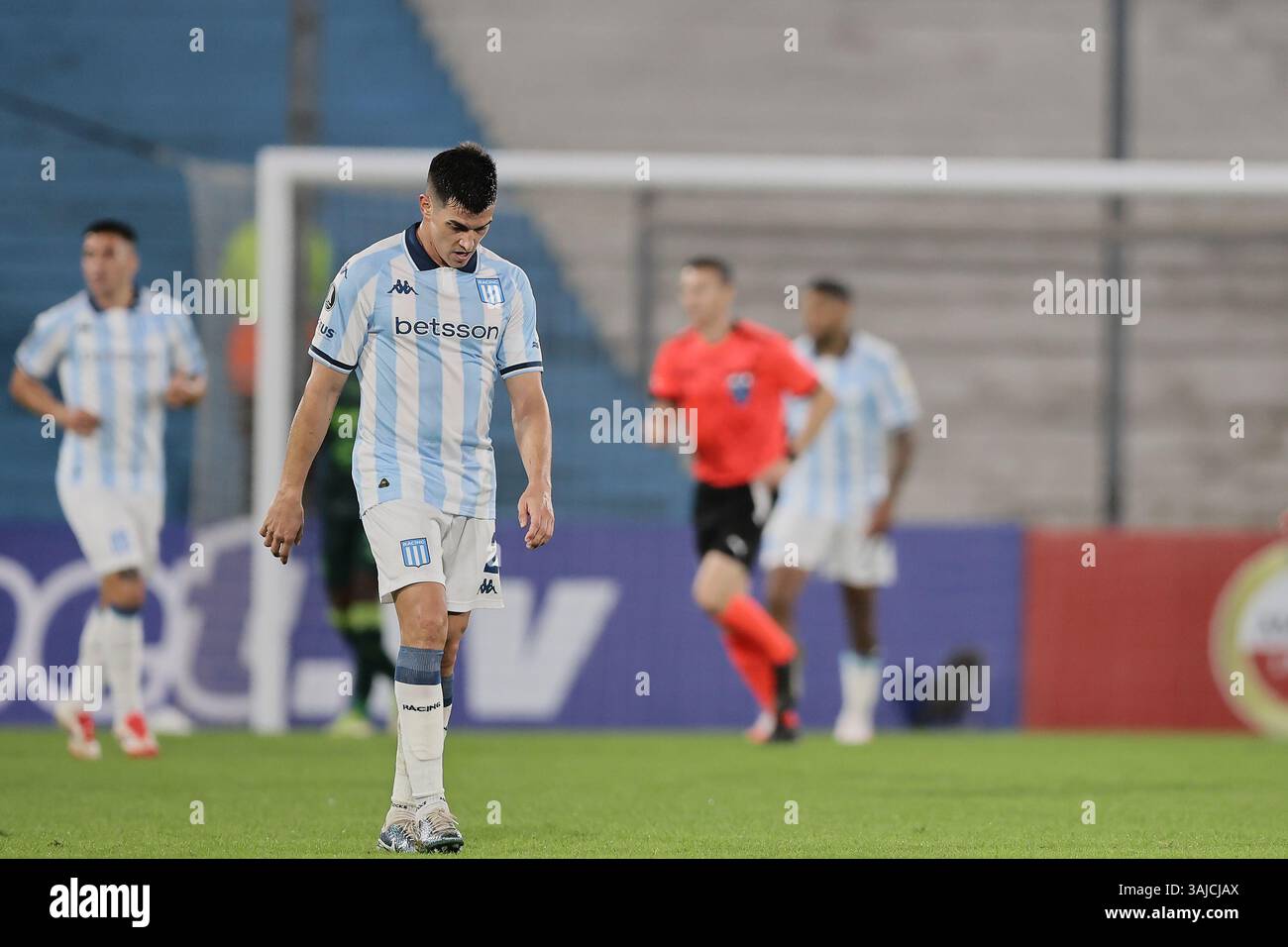 Avellaneda, Argentinien – 10. April 2025: Racing Club erlitt eine Niederlage von 0-2 gegen Atlético Bucaramanga aus Kolumbien während eines Gruppenspiels der Copa Libertadores im Estadio Presidente Perón. Die argentinische Seite konnte die kolumbianische Verteidigung nicht durchbrechen, während die Besucher ihre Chancen nutzten, einen historischen Auswärtssieg zu sichern. (Quelle: UNAR-AGENTUR) Stockfoto