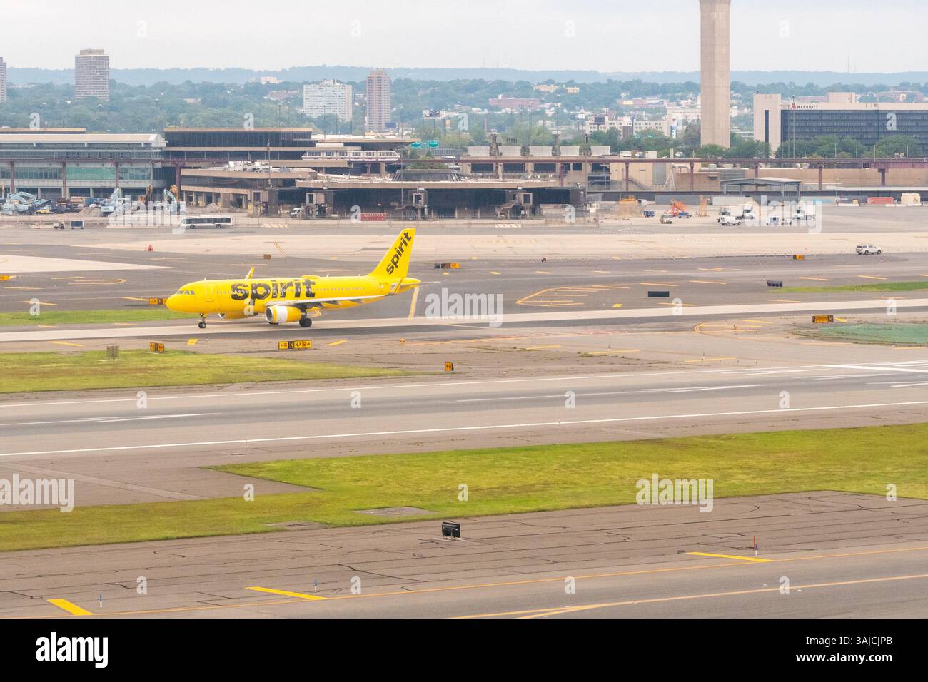 Newark Liberty Airport, Newark, New Jersey, USA - 28. August 2023 - Luftaufnahme einer Spirit Airlines A320 auf der Landebahn Stockfoto