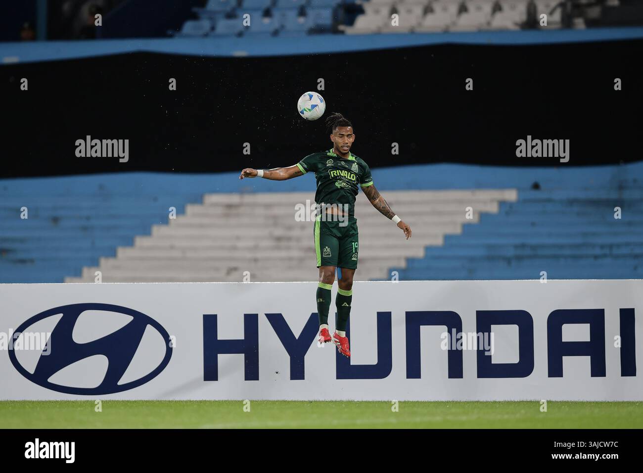Avellaneda, Argentinien – 10. April 2025: Racing Club erlitt eine Niederlage von 0-2 gegen Atlético Bucaramanga aus Kolumbien während eines Gruppenspiels der Copa Libertadores im Estadio Presidente Perón. Die argentinische Seite konnte die kolumbianische Verteidigung nicht durchbrechen, während die Besucher ihre Chancen nutzten, einen historischen Auswärtssieg zu sichern. (Quelle: UNAR-AGENTUR) Stockfoto