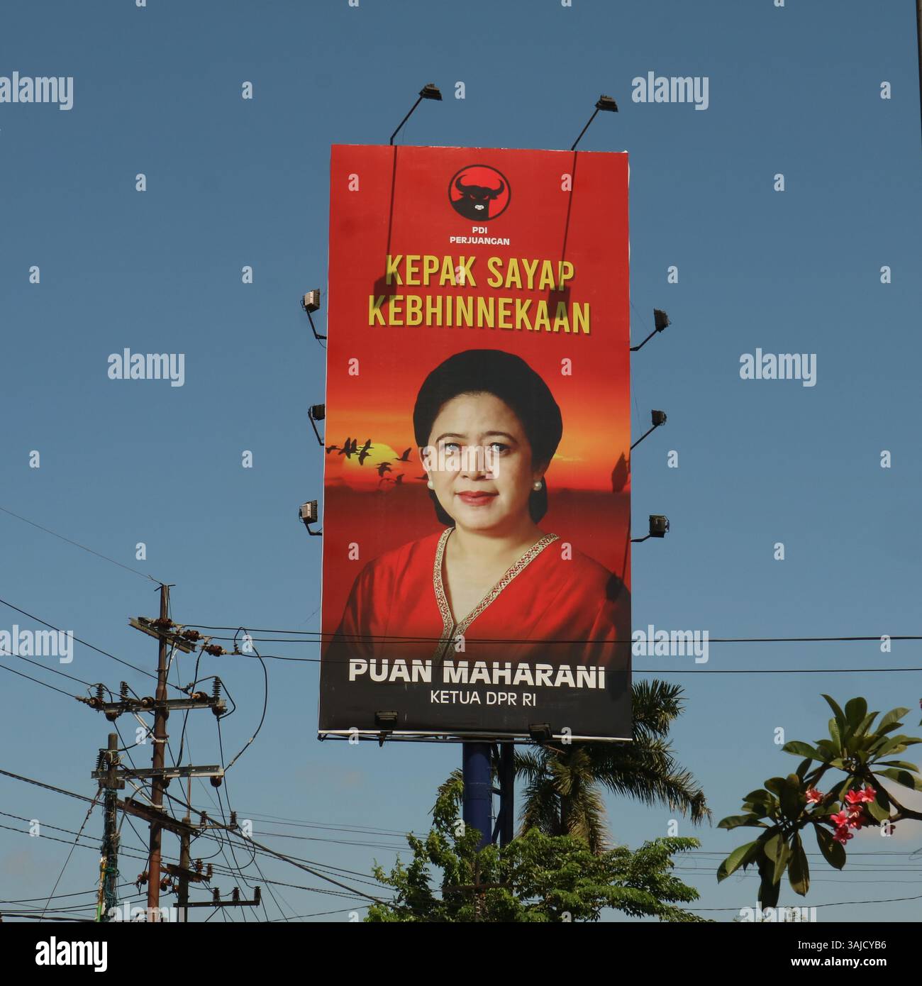 SIDOARJO, INDONESIEN - 08. August 2021: Eine Plakatwand mit einem Bild des Vorsitzenden des Volksvertreterrates der Republik Indones Stockfoto
