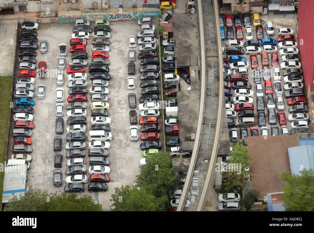 Luftaufnahme von dicht in der städtischen Umgebung geparkten Autos Stockfoto