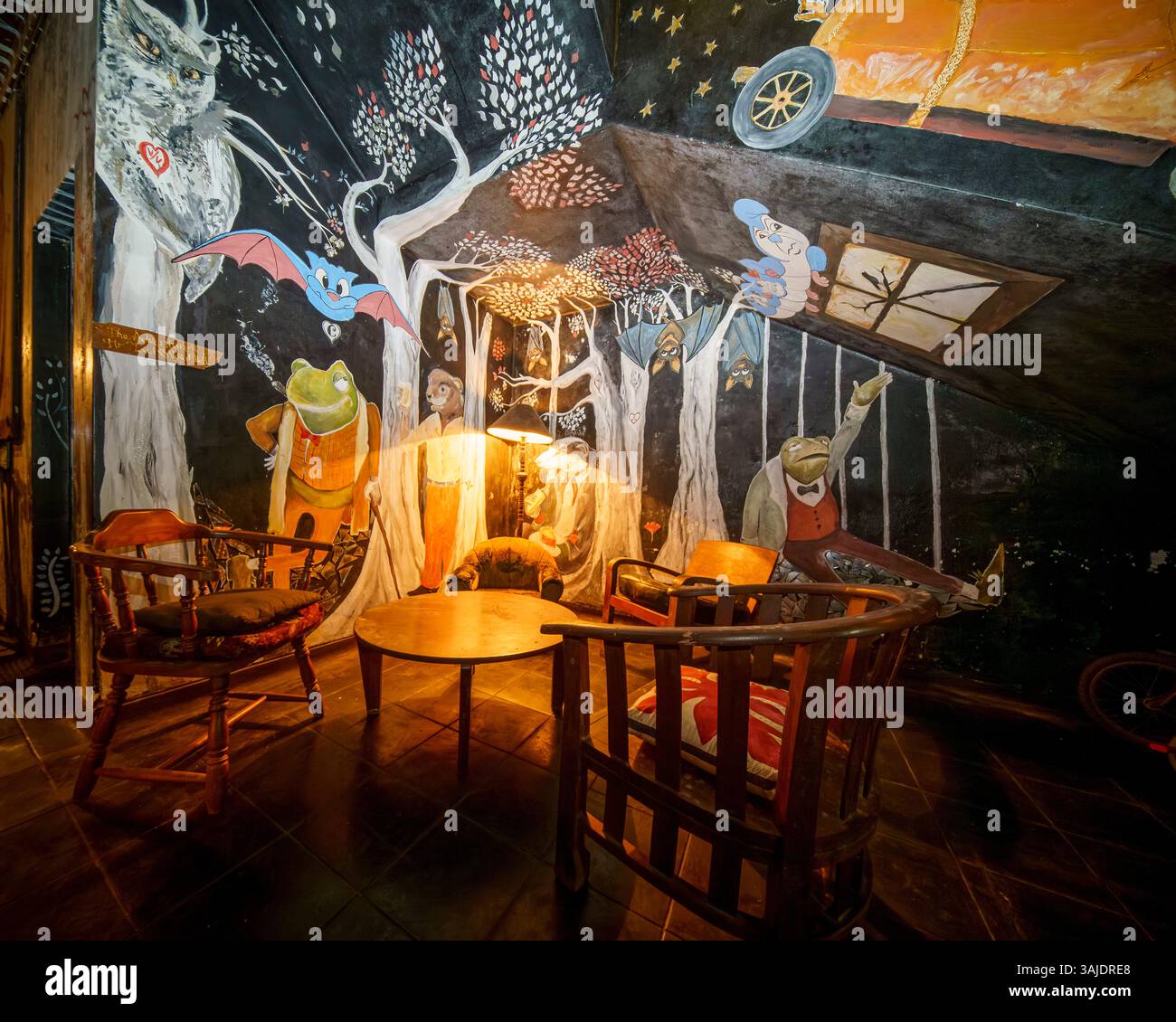 15.01.25. Kandy, Sri Lanka. Helga's Folly in Kandy, Sri Lanka, ist ein einzigartiges Boutique-Hotel mit Kunstwerken, das exzentrisches Dekor, Vintage-Charme und sur vereint Stockfoto