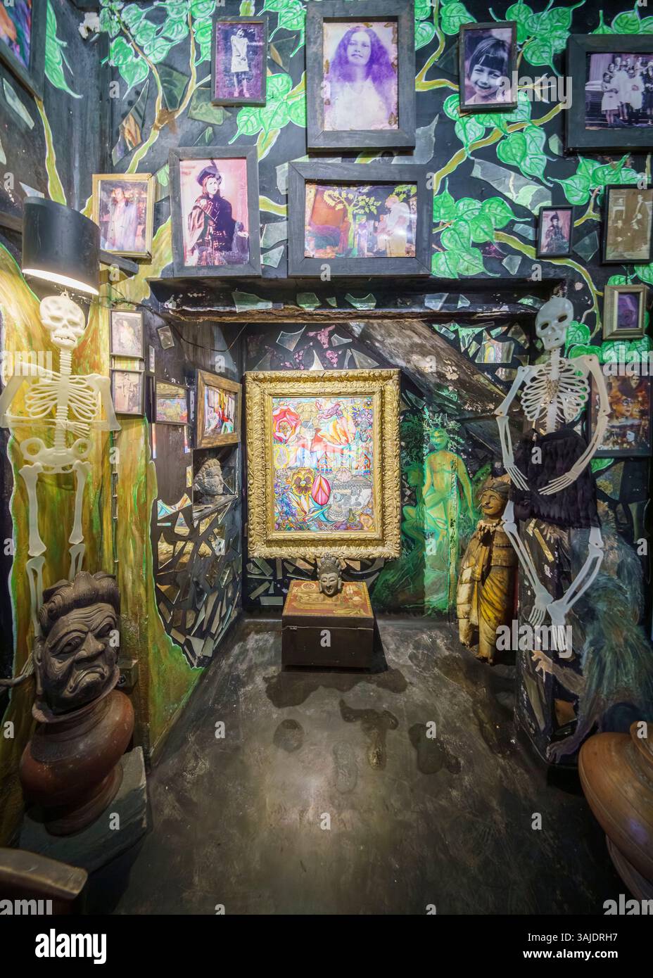 15.01.25. Kandy, Sri Lanka. Helga's Folly in Kandy, Sri Lanka, ist ein einzigartiges Boutique-Hotel mit Kunstwerken, das exzentrisches Dekor, Vintage-Charme und sur vereint Stockfoto