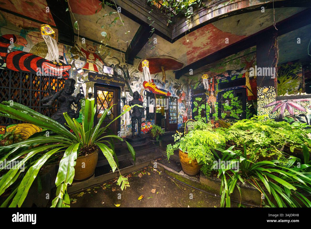 15.01.25. Kandy, Sri Lanka. Helga's Folly in Kandy, Sri Lanka, ist ein einzigartiges Boutique-Hotel mit Kunstwerken, das exzentrisches Dekor, Vintage-Charme und sur vereint Stockfoto