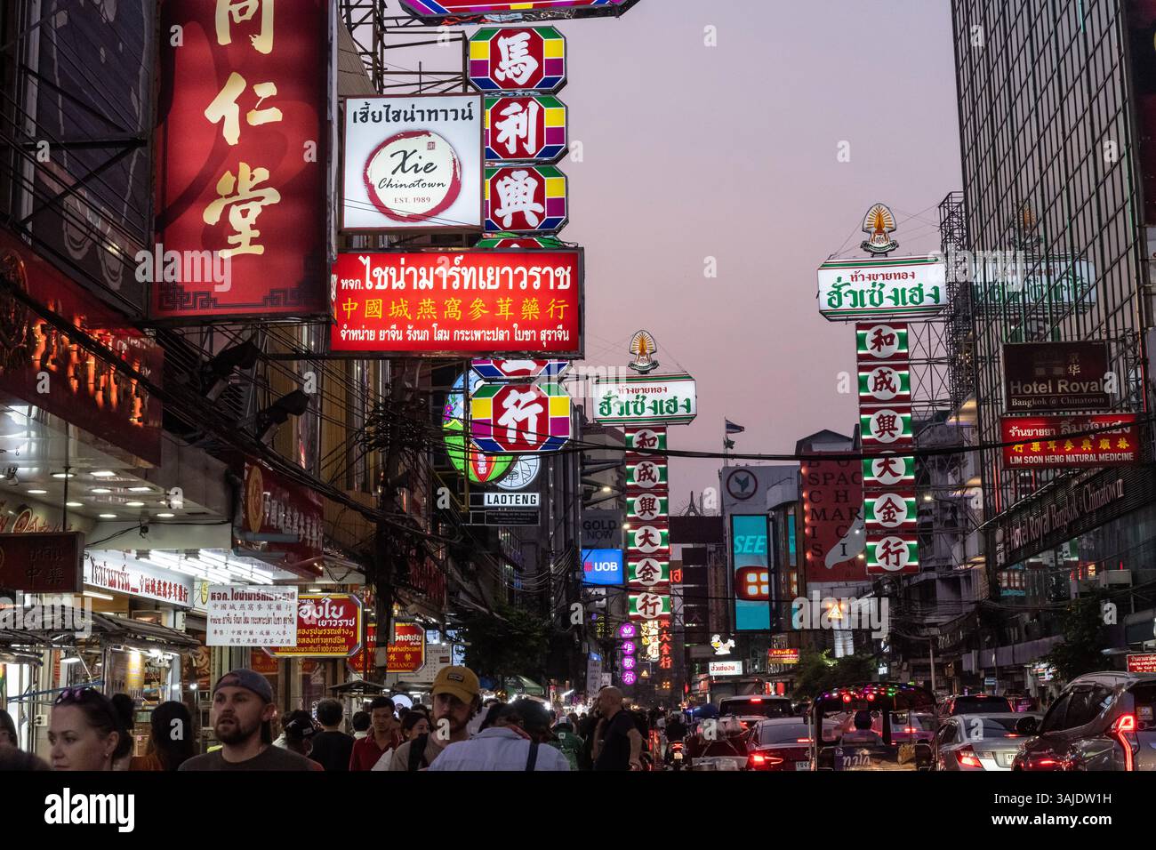Bangkok, Thailand. März 2025. Überfüllte und chaotische Straßen von Bangkoks Chinatown, mit beliebten Street Food Ständen und Restaurants, einer kulturellen Mischung aus thailändischer und chinesischer Kultur, ein beliebtes Touristenziel. Quelle: SOPA Images Limited/Alamy Live News Stockfoto
