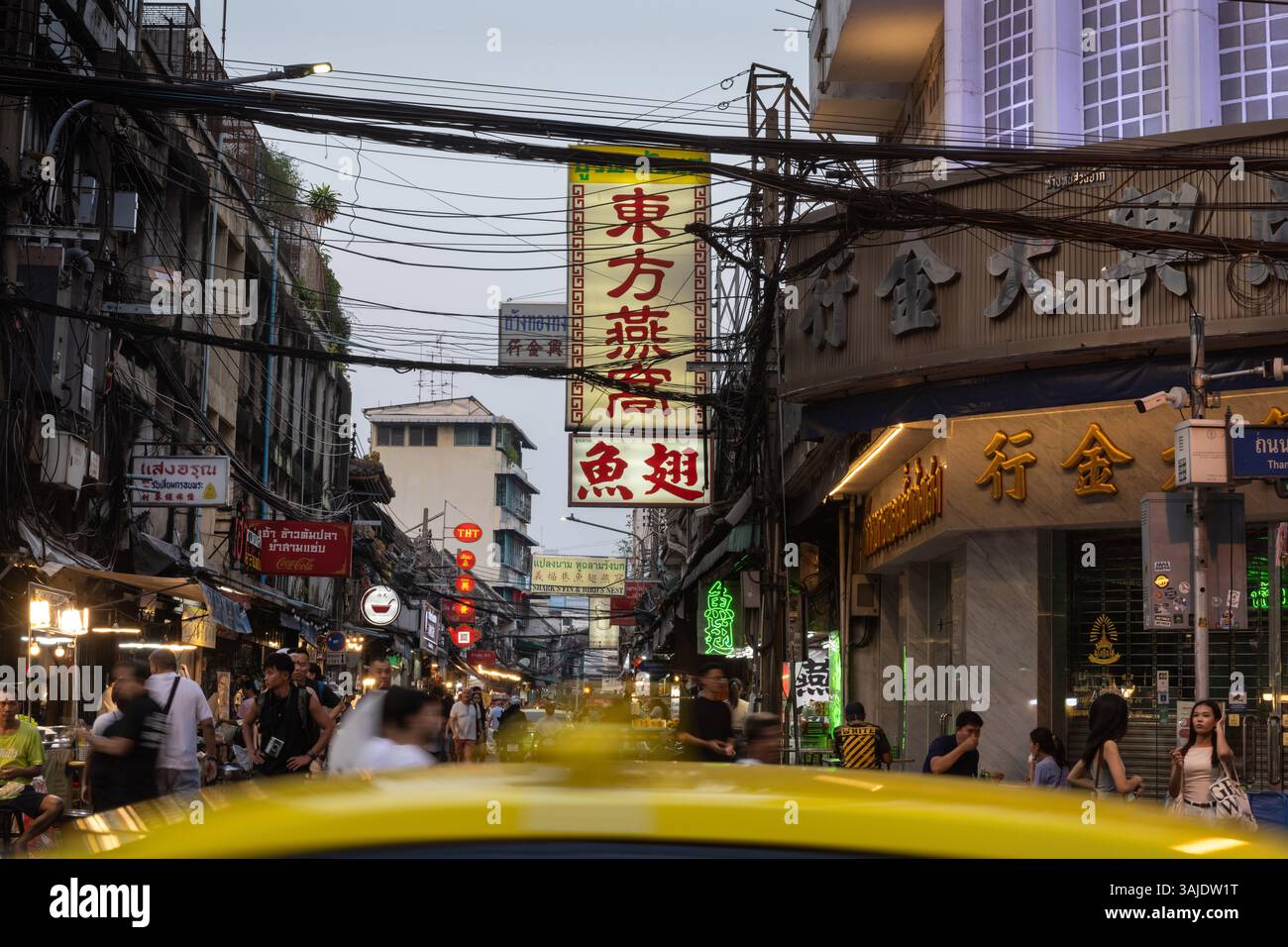 Bangkok, Thailand. März 2025. Die geschäftigen und oft chaotischen Straßen von Bangkoks Chinatown mit beliebten Street Food Ständen und Restaurants, einer kulturellen Mischung aus thailändischer und chinesischer Kultur. Quelle: SOPA Images Limited/Alamy Live News Stockfoto