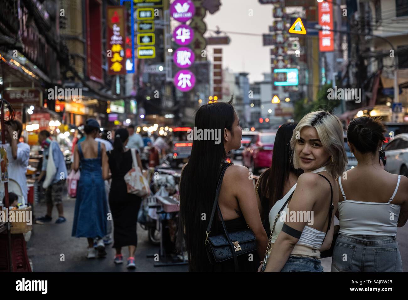 Bangkok, Thailand. März 2025. Die geschäftigen und oft chaotischen Straßen von Bangkoks Chinatown mit beliebten Street Food Ständen und Restaurants, einer kulturellen Mischung aus thailändischer und chinesischer Kultur. Quelle: SOPA Images Limited/Alamy Live News Stockfoto
