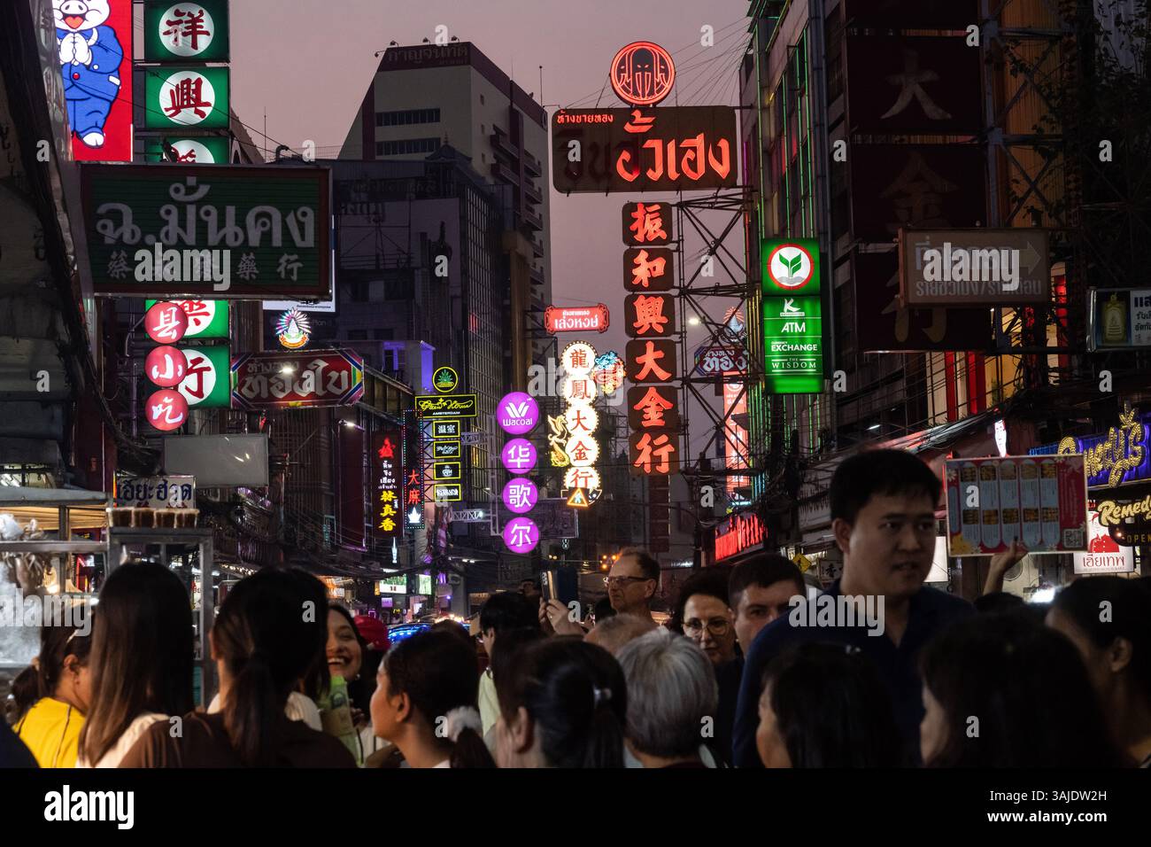 Bangkok, Thailand. März 2025. Überfüllte und chaotische Straßen von Bangkoks Chinatown, mit beliebten Street Food Ständen und Restaurants, einer kulturellen Mischung aus thailändischer und chinesischer Kultur, ein beliebtes Touristenziel. Quelle: SOPA Images Limited/Alamy Live News Stockfoto