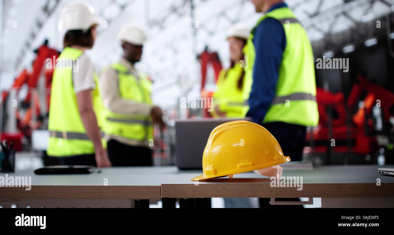 Technischer Mitarbeiter Trägt Einen Kunststoffhelm Für Die Arbeitssicherheit In Der Industrie. Stockfoto