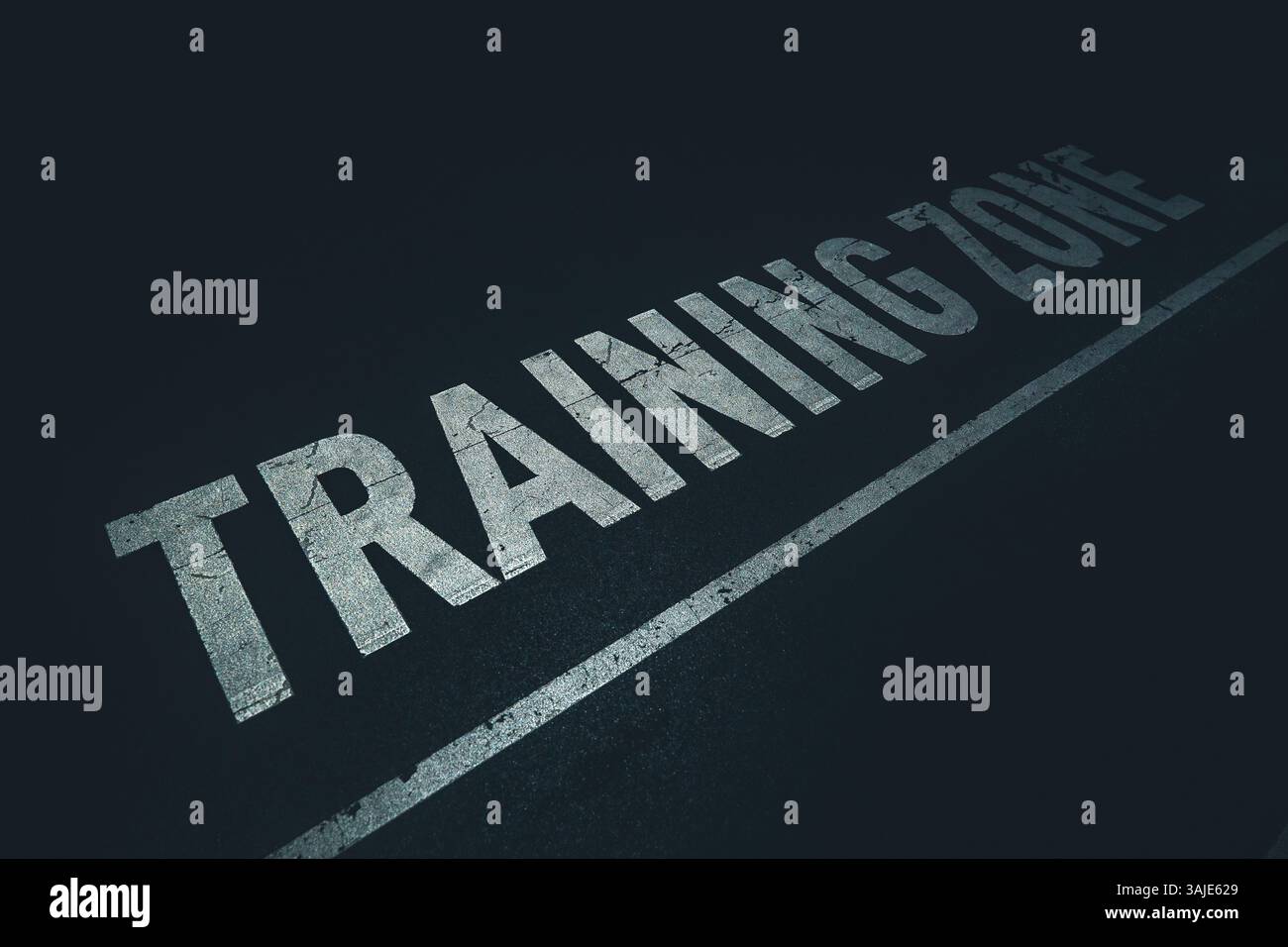 Das Schild „Training Zone“ auf dem Gummiboden des Stadions. Sportliche Aktivitäten Stockfoto