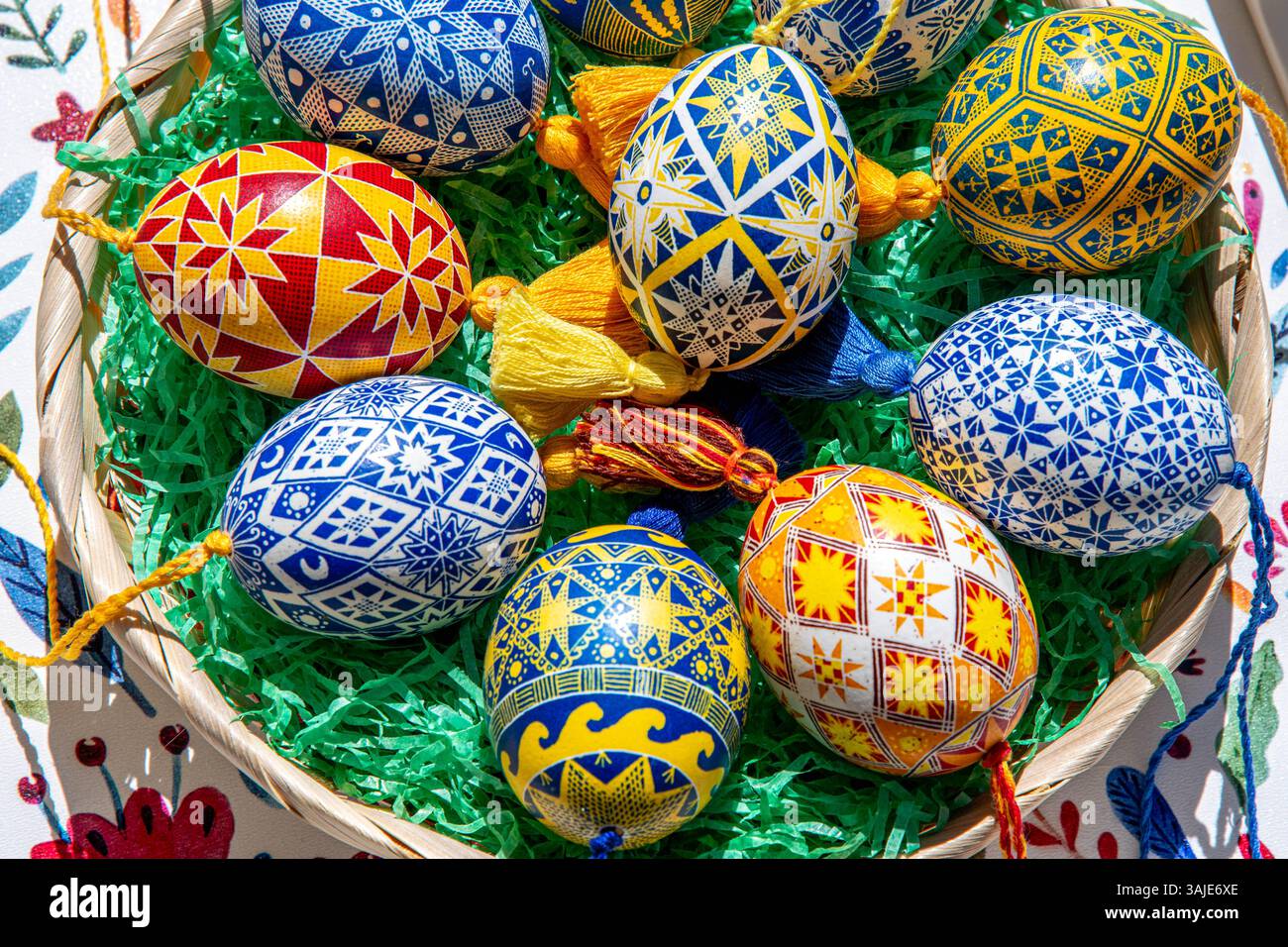 Eine Sammlung wunderschöner Ostereier, jedes mit traditionellen ukrainischen Pysanky-Motiven verziert. Stockfoto