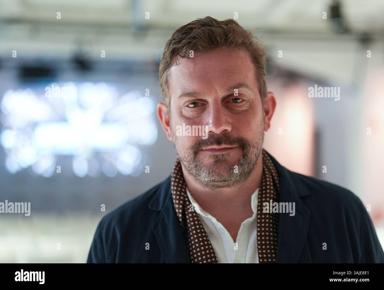 Hamburg, Deutschland. April 2025. Sebastian Bezzel, Schauspieler, nimmt an der 47. Jupiter-Preisverleihung im Altonaer Kaispeicher Teil. Zum 47. Mal haben der TV-Guide TV Spielfilm und das Kino- und Streaming-Magazin Cinema den Publikumspreis Jupiter Awards verliehen. Quelle: Marcus Brandt/dpa/Alamy Live News Stockfoto