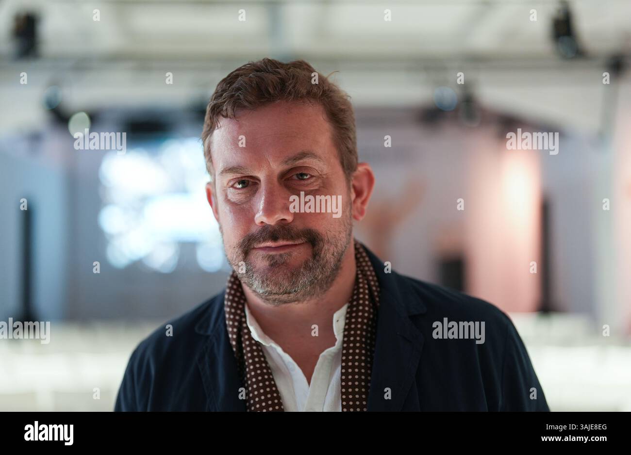 Hamburg, Deutschland. April 2025. Sebastian Bezzel, Schauspieler, nimmt an der 47. Jupiter-Preisverleihung im Altonaer Kaispeicher Teil. Zum 47. Mal haben der TV-Guide TV Spielfilm und das Kino- und Streaming-Magazin Cinema den Publikumspreis Jupiter Awards verliehen. Quelle: Marcus Brandt/dpa/Alamy Live News Stockfoto