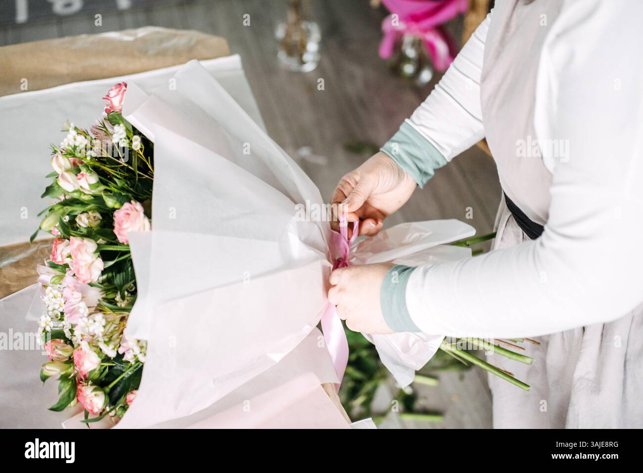 Hochzeitstorten-Besteck Set Mit Weißem Satinband & Roten Rosen - Messer & Schaufel, 30,5cm & 24,5cm