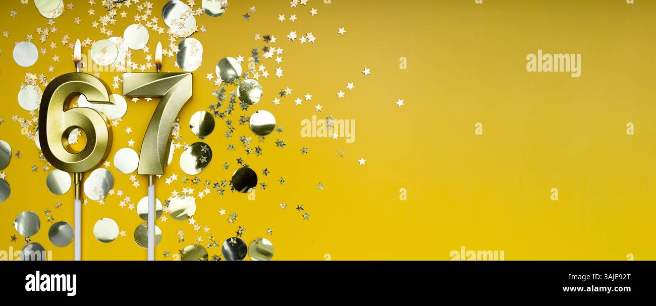 Siebenundsechzig Jahre Geburtstag. Nummer 67 goldene Festkerze. Gelber festlicher Hintergrund. Konzept der Geburtstagsfeier oder Jubiläumsfeier. Stockfoto