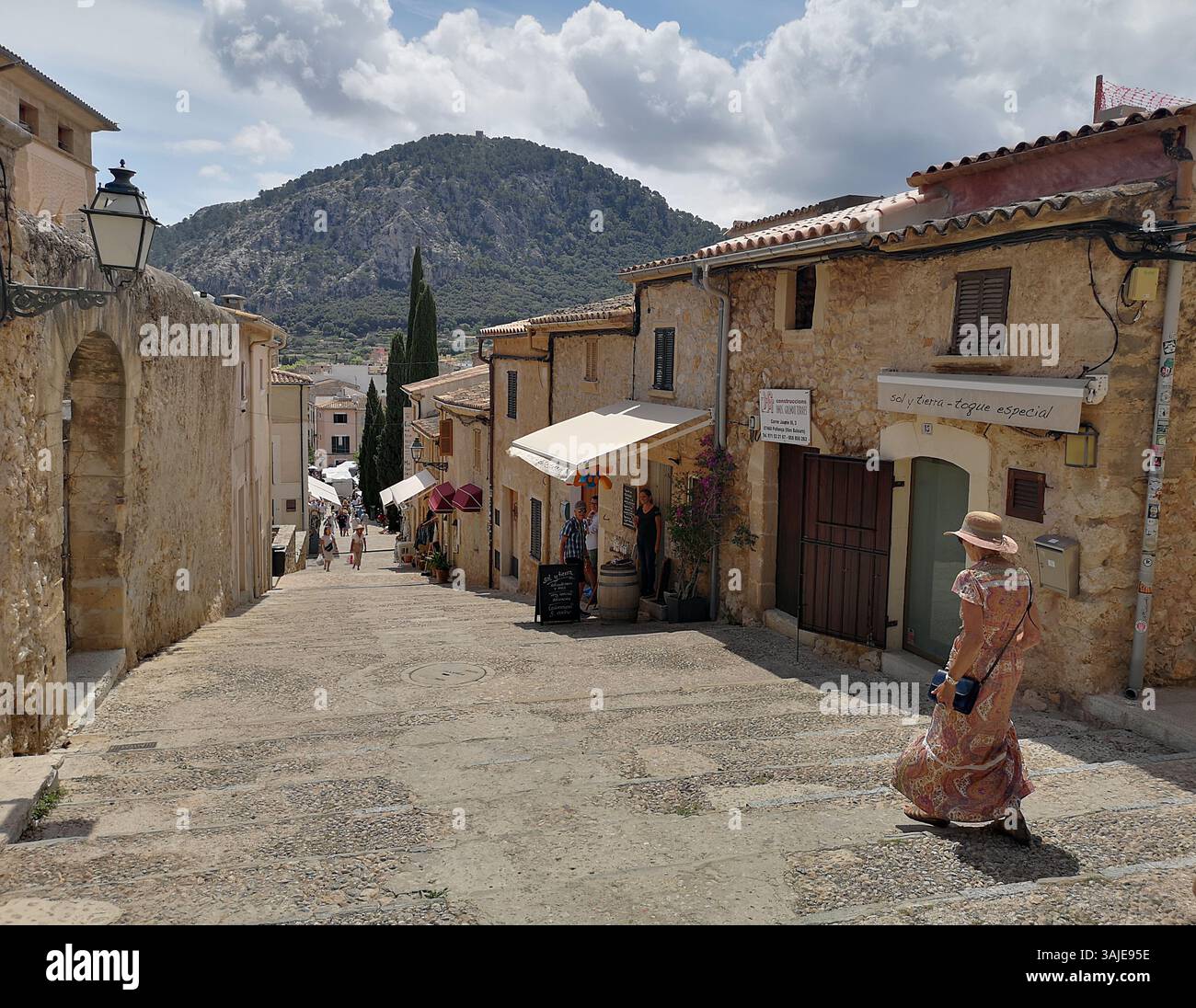 Die berühmte und beliebte Calvari Treppe in Pollensa Stadt Mallorca. 365 Stufen führen Sie zu einer kleinen Kapelle und einer tollen Aussicht. Stockfoto