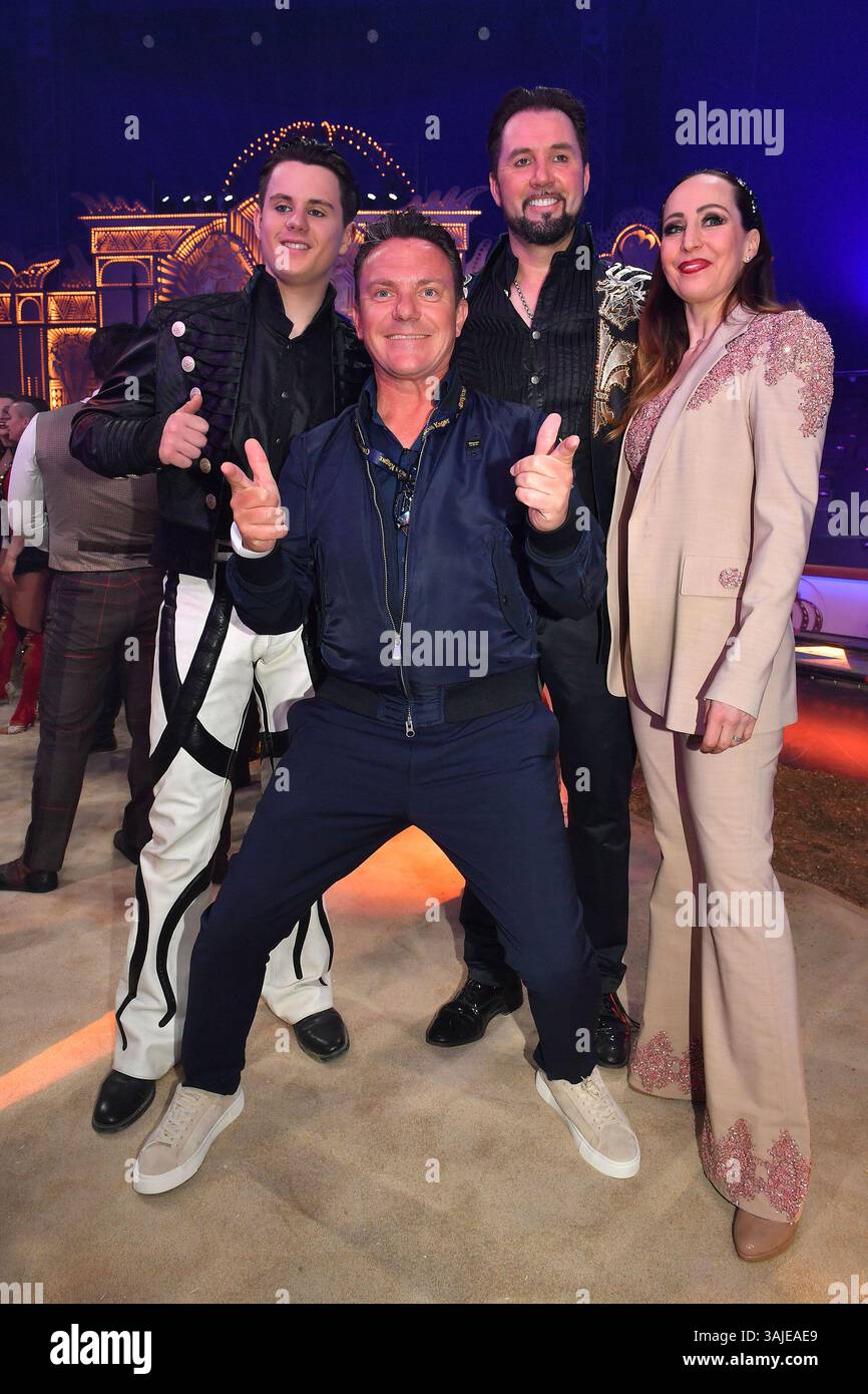 Alexis Henry Lacey-Krone, Stefan Mross, Martin Lacey Jr. und Jana Mandana Lacey-Krone bei der Circus Krone „Farbenspiel - Gold Edition“ Premiere am 10 Stockfoto