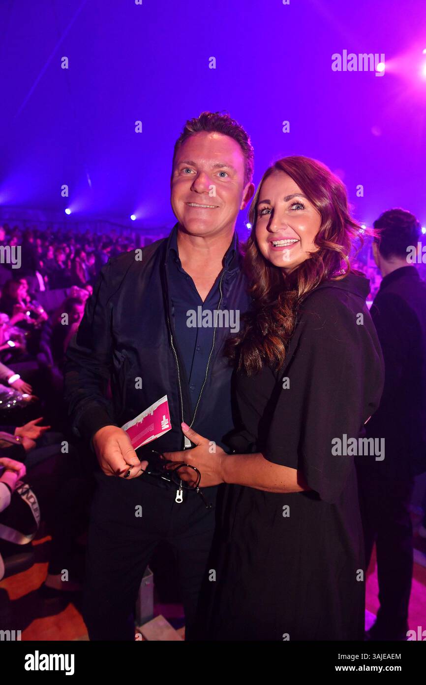 Stefan Mross und Eva Luginger bei der Circus Krone „Farbenspiel - Gold Edition“ Premiere am 10.04.2025 in München Stockfoto Stefan Mross und Eva Luginger bei der Circus Krone „Farbenspiel - Gold Edition“ Premiere am 10.04.2025 in München Stockfoto