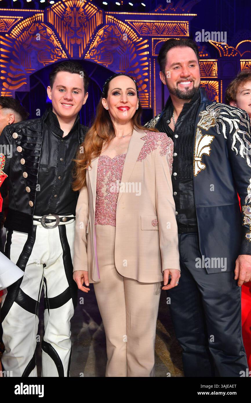 Alexis Henry Lacey-Krone, Jana Mandana Lacey-Krone und Martin Lacey Jr. bei der Circus Krone „Farbenspiel - Gold Edition“ Premiere am 10.04.2025 in M Stockfoto