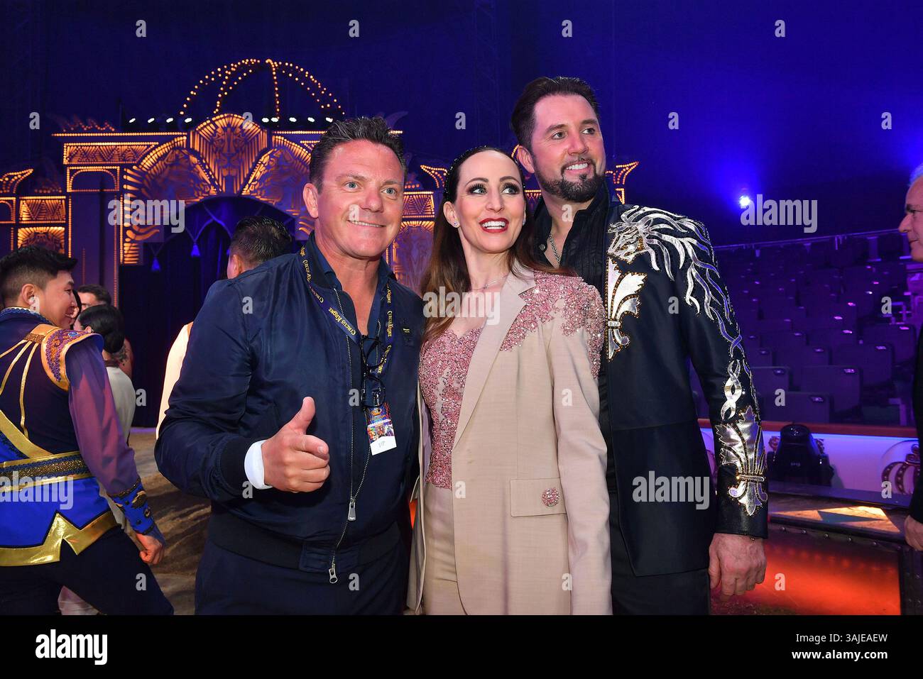 Stefan Mross, Jana Mandana Lacey-Krone und Martin Lacey Jr. bei der Circus Krone „Farbenspiel - Gold Edition“ Premiere am 10.04.2025 in München Stockfoto