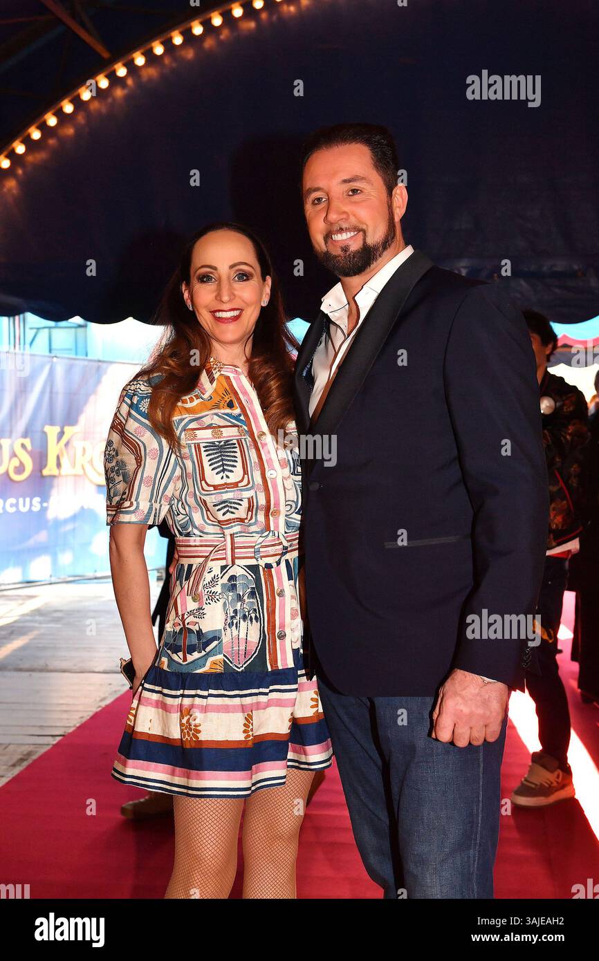 Jana Mandana Lacey-Krone und Martin Lacey Jr. bei der Circus Krone „Farbenspiel - Gold Edition“ Premiere am 10.04.2025 in München Stockfoto