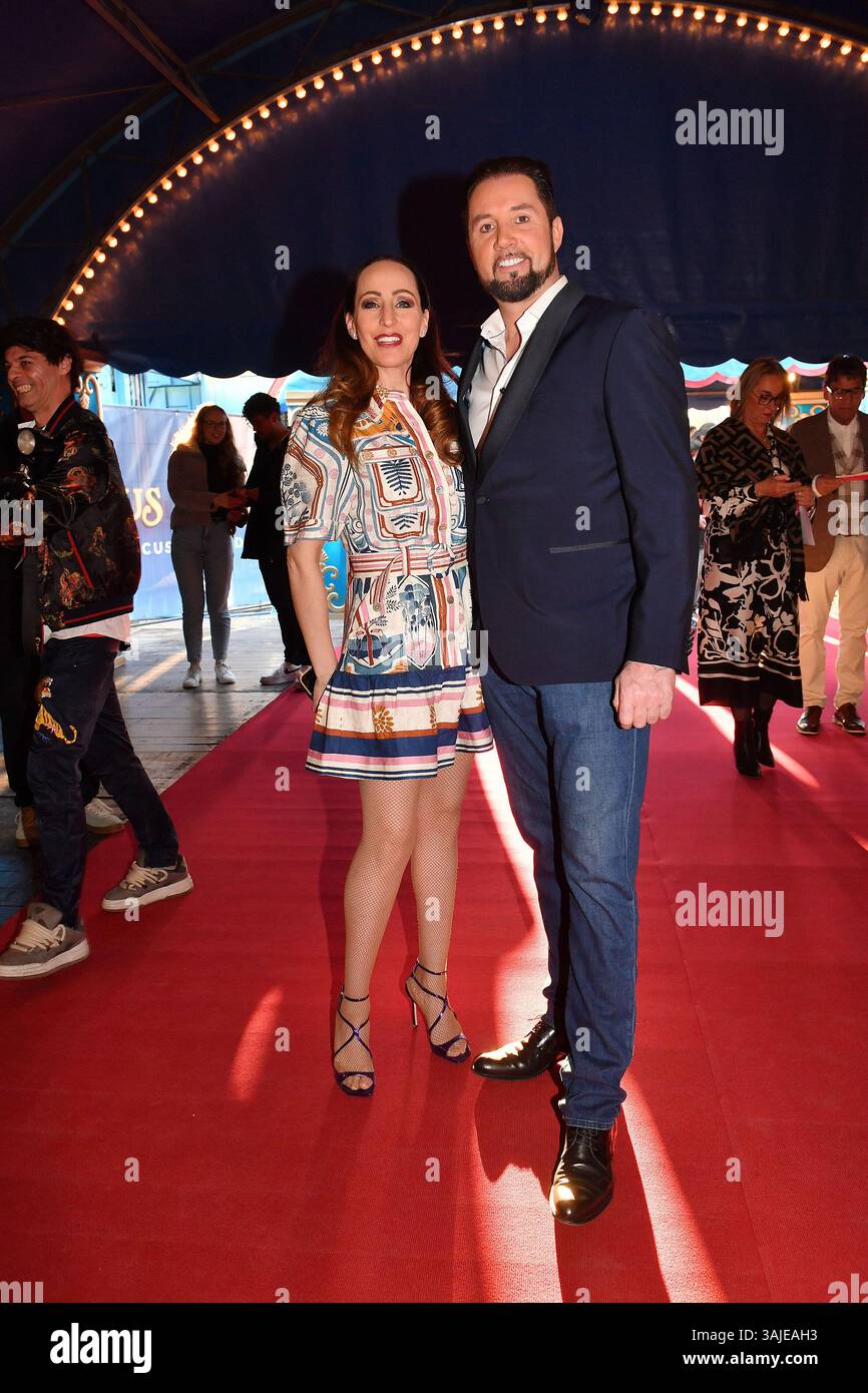 Jana Mandana Lacey-Krone und Martin Lacey Jr. bei der Circus Krone „Farbenspiel - Gold Edition“ Premiere am 10.04.2025 in München Stockfoto