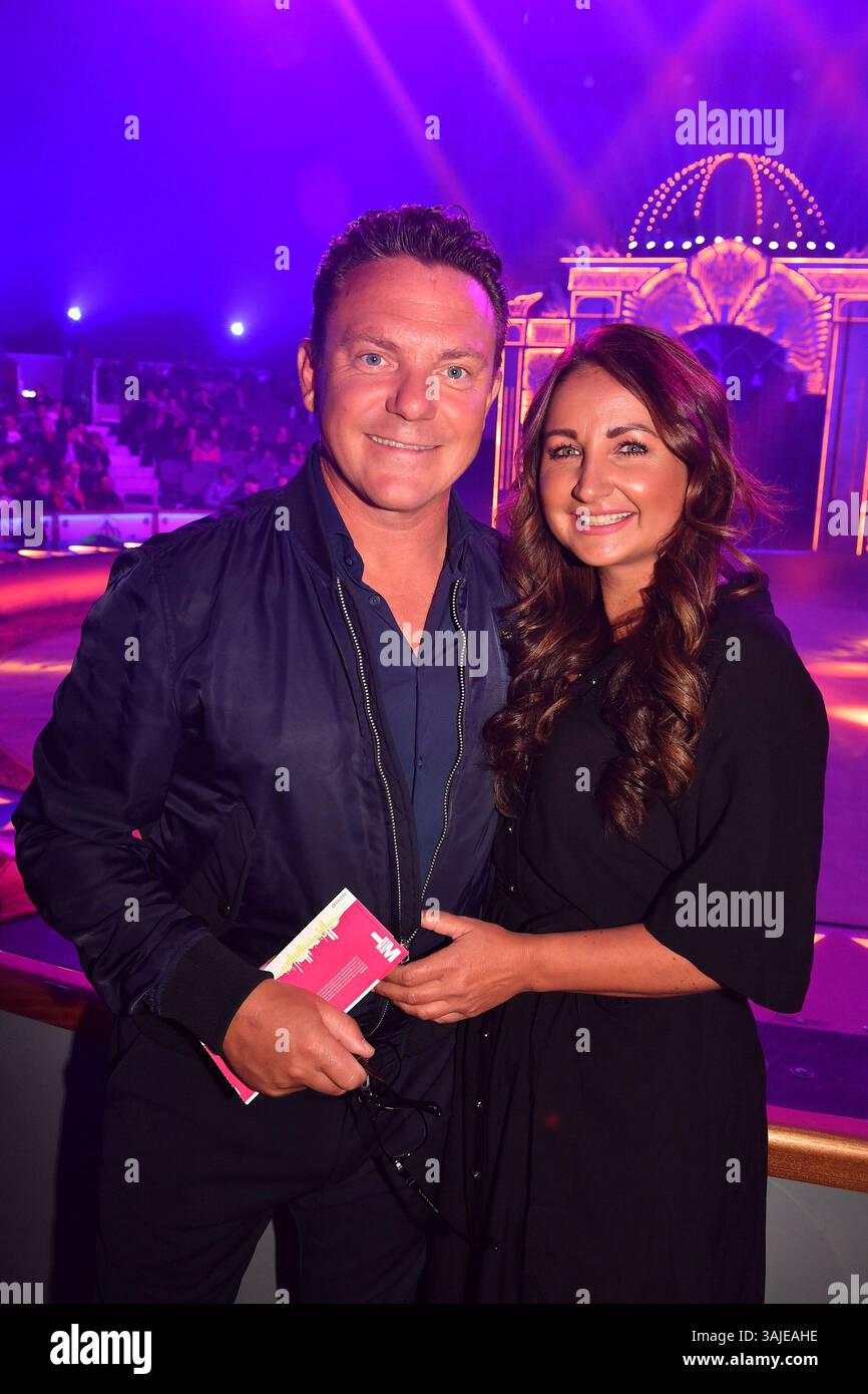 Stefan Mross und Eva Luginger bei der Circus Krone „Farbenspiel - Gold Edition“ Premiere am 10.04.2025 in München Stockfoto Stefan Mross und Eva Luginger bei der Circus Krone „Farbenspiel - Gold Edition“ Premiere am 10.04.2025 in München Stockfoto