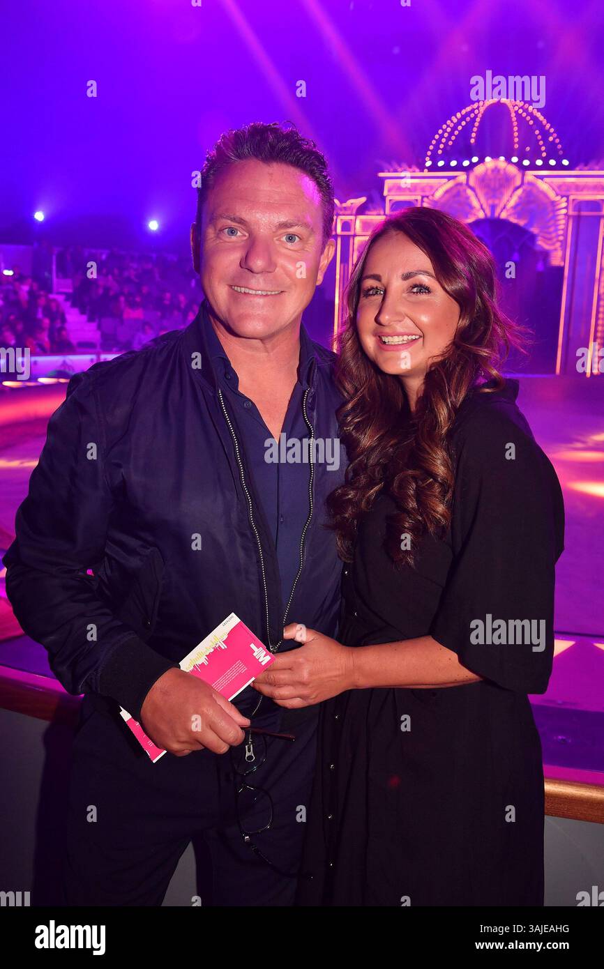 Stefan Mross und Eva Luginger bei der Circus Krone „Farbenspiel - Gold Edition“ Premiere am 10.04.2025 in München Stockfoto Stefan Mross und Eva Luginger bei der Circus Krone „Farbenspiel - Gold Edition“ Premiere am 10.04.2025 in München Stockfoto