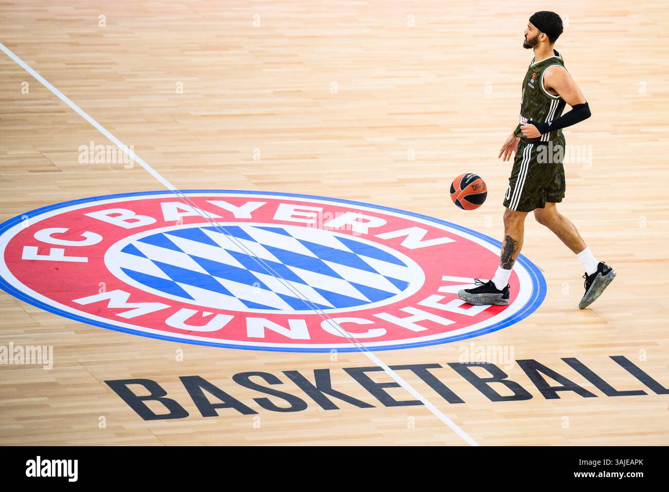 München, Deutschland. April 2025. Basketball: Euroleague, FC Bayern München - Fenerbahce Istanbul, Hauptrunde, Spieltag 34, SAP Garden. Münchner Nick Weiler-Babb steht neben dem Bayern Munich Basketball Logo. Quelle: Tom Weller/dpa/Alamy Live News Stockfoto