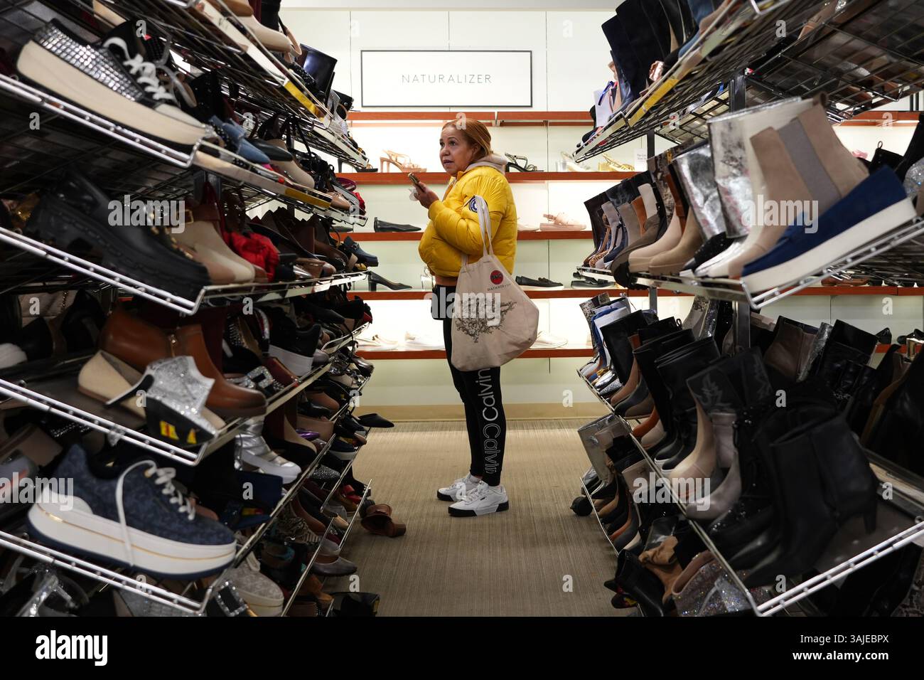 Ein Kunde wählt Waren in einem Geschäft in Queens, New York City, USA, am 10. April 2025 aus. New York, USA, 10. April 2025. Die US-Verbraucherinflation stieg im März um 2,4 Prozent gegenüber dem Vorjahr, nachdem sie im Januar um 3,0 Prozent und im Februar um 2,8 Prozent gestiegen war, berichtete das US-Arbeitsministerium am 10. April. Obwohl sich die Inflation verlangsamt hat, warnen Analysten, dass die erhöhten Zölle der Trump-Regierung die Preise in naher Zukunft nach oben treiben könnten. Laut dem Bericht des Bureau of Labor Statistics ist der Verbraucherpreisindex (CPI) eine breite Kennzahl für Waren und Dienstleistungen Stockfoto