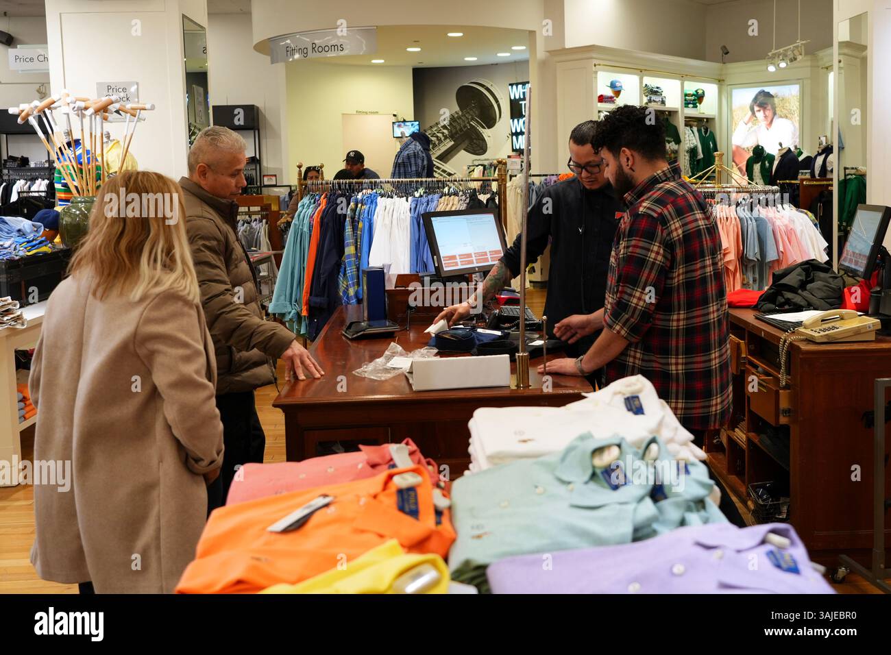 Kunden checken am 10. April 2025 in einem Geschäft in Queens, New York City, USA. New York, USA, 10. April 2025. Die US-Verbraucherinflation stieg im März um 2,4 Prozent gegenüber dem Vorjahr, nachdem sie im Januar um 3,0 Prozent und im Februar um 2,8 Prozent gestiegen war, berichtete das US-Arbeitsministerium am 10. April. Obwohl sich die Inflation verlangsamt hat, warnen Analysten, dass die erhöhten Zölle der Trump-Regierung die Preise in naher Zukunft nach oben treiben könnten. Dem Bericht des Bureau of Labor Statistics zufolge ist der Verbraucherpreisindex (CPI) eine breite Maßeinheit für Waren- und Dienstleistungskosten Stockfoto