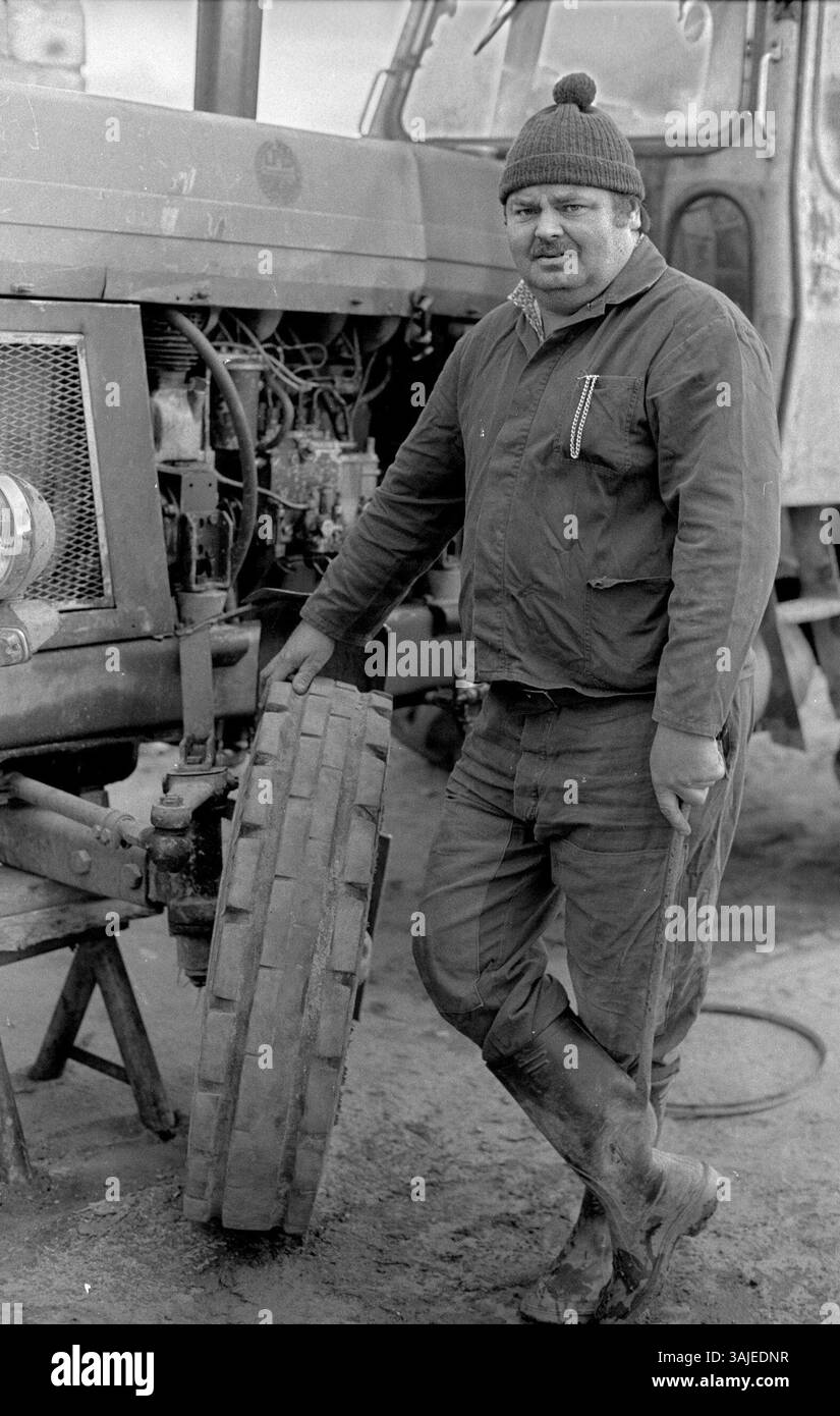 Traktorfahrer, LPG Domsuel, LPG Technology Park, Reifenwechsel, DEU, Domsuel, 25.04.1988, [automatisierte Übersetzung] Stockfoto